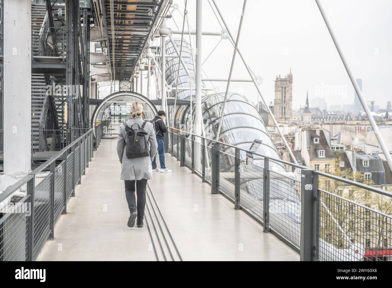 Ein einsamer Fußweg mit Blick auf die Stadt vom Centre Pompidou aus, der modernes architektonisches Design zeigt. Paris, Frankreich Stockfoto
