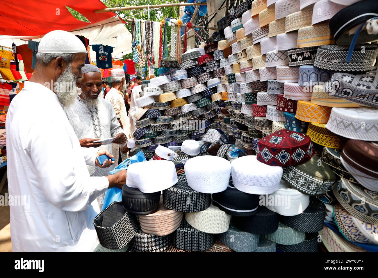 Dhaka, Bangladesch - 4. April 2024: Anlässlich des heiligen Eid kaufen viele Gläubige Attar, Mützen und Zaynamaz vom Nordtor Baituls Stockfoto