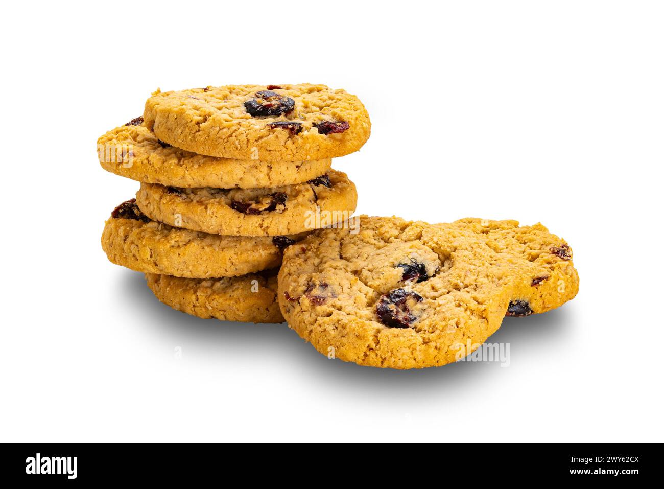 Stapel knuspriger Haferflocken und Preiselbeerkekse isoliert auf weißem Hintergrund mit Schnittpfad. Stockfoto