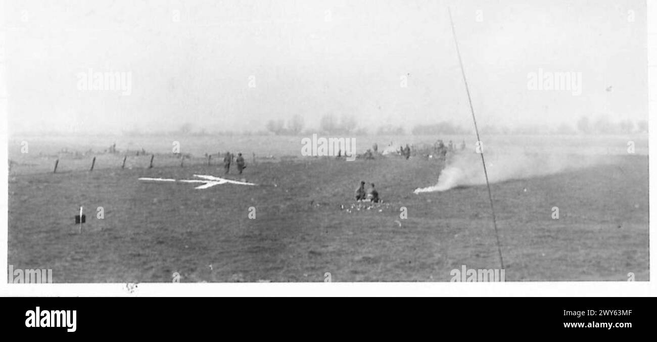 Ein Flaggenrichtschild und Rauchzeichen führen die Segelflugzeuge während der Rheinüberquerung durch die britische Armee 21st Army Group. Stockfoto