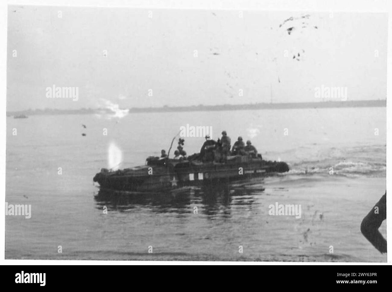 Das Rote Kreuz überquert den Rhein und evakuiert verwundete Luftsoldaten während der Operationen der britischen Armee 21st Army Group. Stockfoto