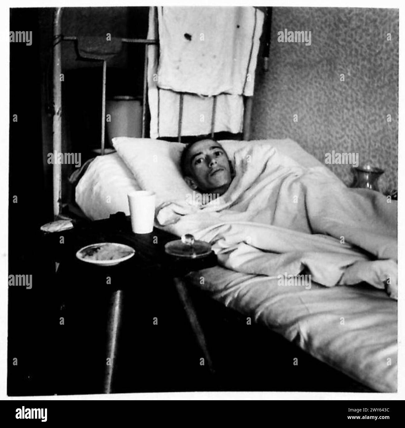 Konrad Herschel, ein 15-jähriger tschechoslowakischer Junge, leidet nach neun Monaten in Belsen an Unterernährung und wird im permanenten Flügel eines Krankenhauses unter der 21. Armee der Britischen Armee behandelt. Stockfoto