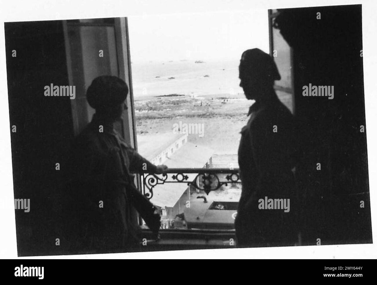 DAS FRANZÖSISCHE LUXUSHOTEL IST JETZT REST CLUB FÜR BRITISCHE TRUPPEN - von links nach rechts; Corporal Simpson of Burnley; Sapper Street von Buckhurst Hill, Essex, bewundern Sie den Blick aufs Meer. Britische Armee, 21. Armeegruppe Stockfoto