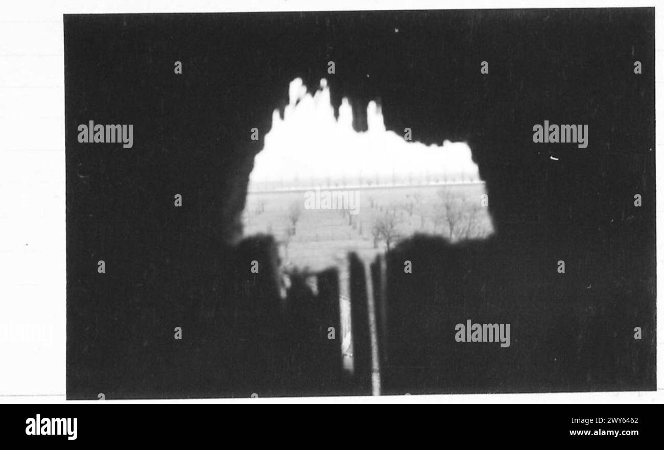 Ein Beobachtungsposten zeigt ein zerbrochenes Schlafzimmerfenster in einem schloss mit Rheinrand und feindlichen Stellungen auf dem gegenüberliegenden Ufer während der Vorbereitung der Rheinoffensive durch die 2. Armee der britischen 21. Armeegruppe. Stockfoto