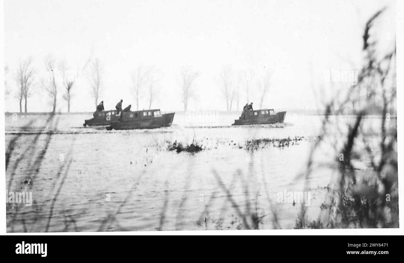 AMPHIBIENFAHRZEUG - drei Träger überqueren das Wasser. Britische Armee, 21. Armeegruppe Stockfoto