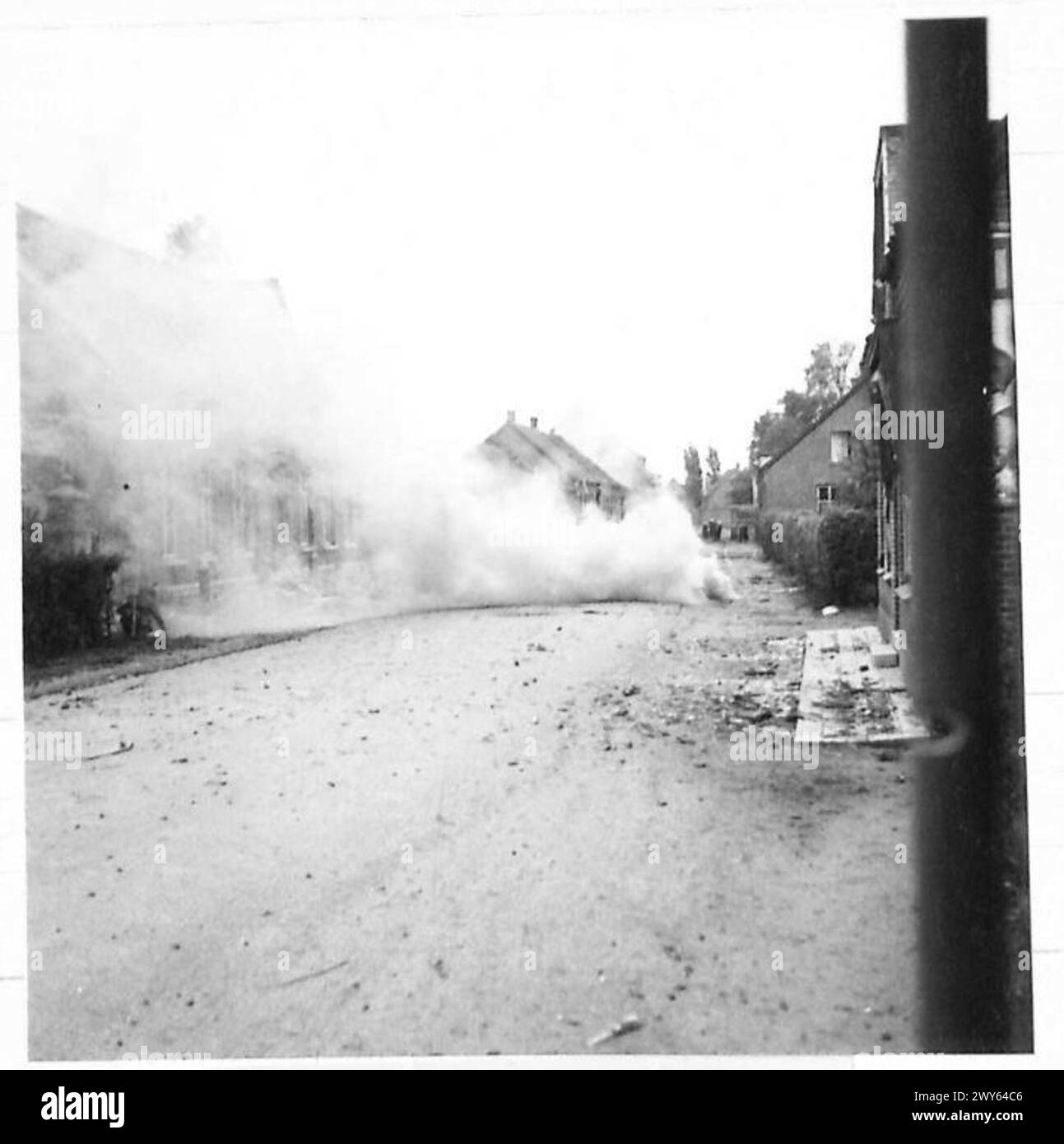BRITISCHE GEFANGENNAHME VENRAIJ [HOLLAND] - Ein Rauchschutzgitter in der Straße von Venraij. Britische Armee, 21. Armeegruppe Stockfoto