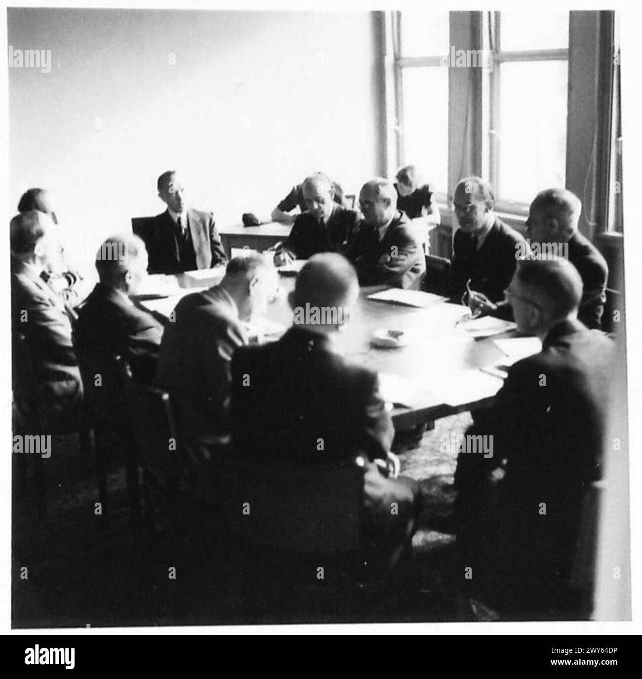 In Köln führt der Oberbürgermeister eine zweiwöchentliche Konferenz mit Abteilungsberichten durch, die im Rahmen der Umstrukturierung der Zivilverwaltung unter Aufsicht der britischen Armee durchgeführt wird. Stockfoto