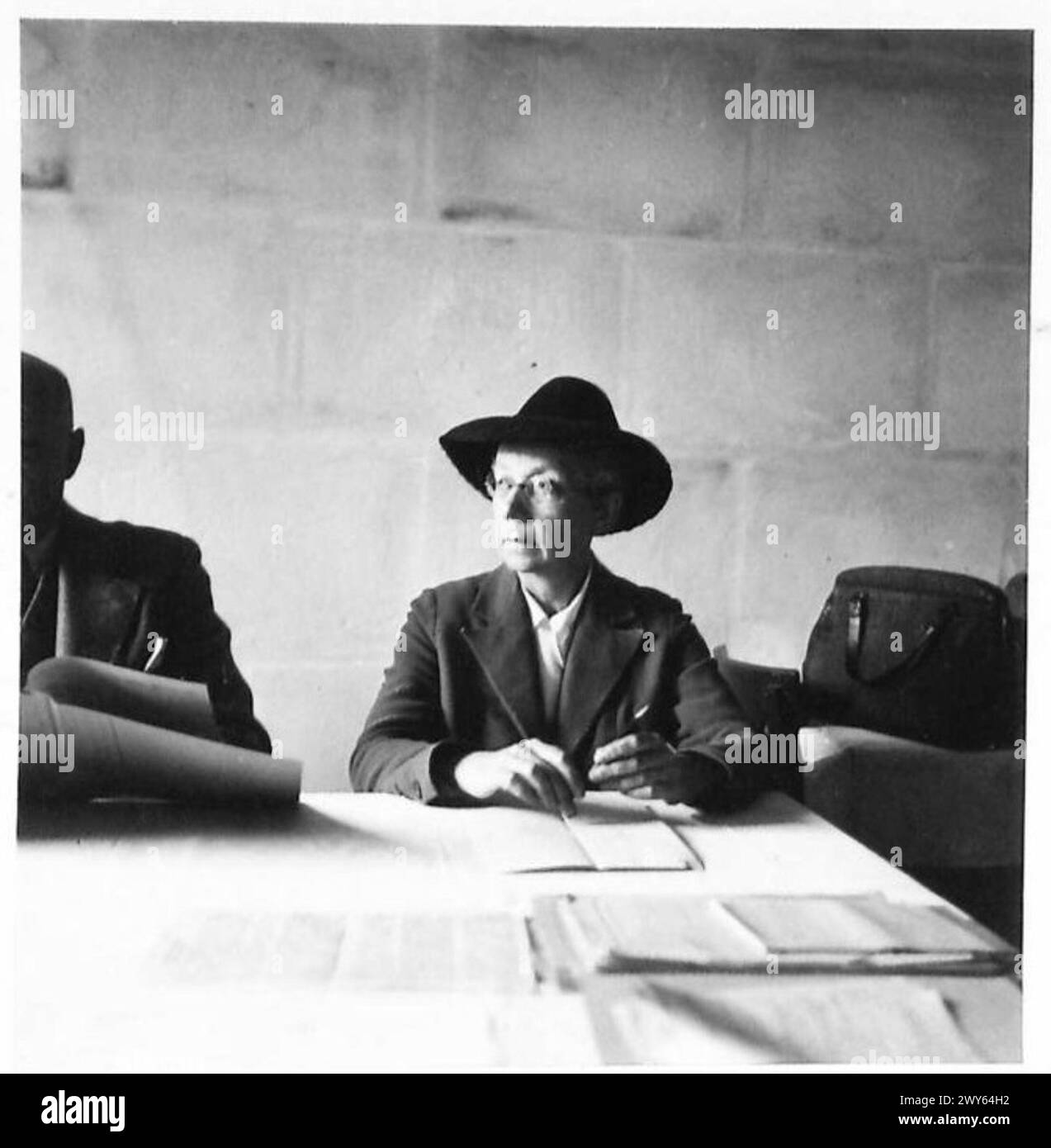 Anne Franken, Schulmeisterin und Mitglied der Christlich-Demokratischen Partei, ist unter Aufsicht der britischen Armee an der Umstrukturierung der Zivilverwaltung in Köln beteiligt. Stockfoto