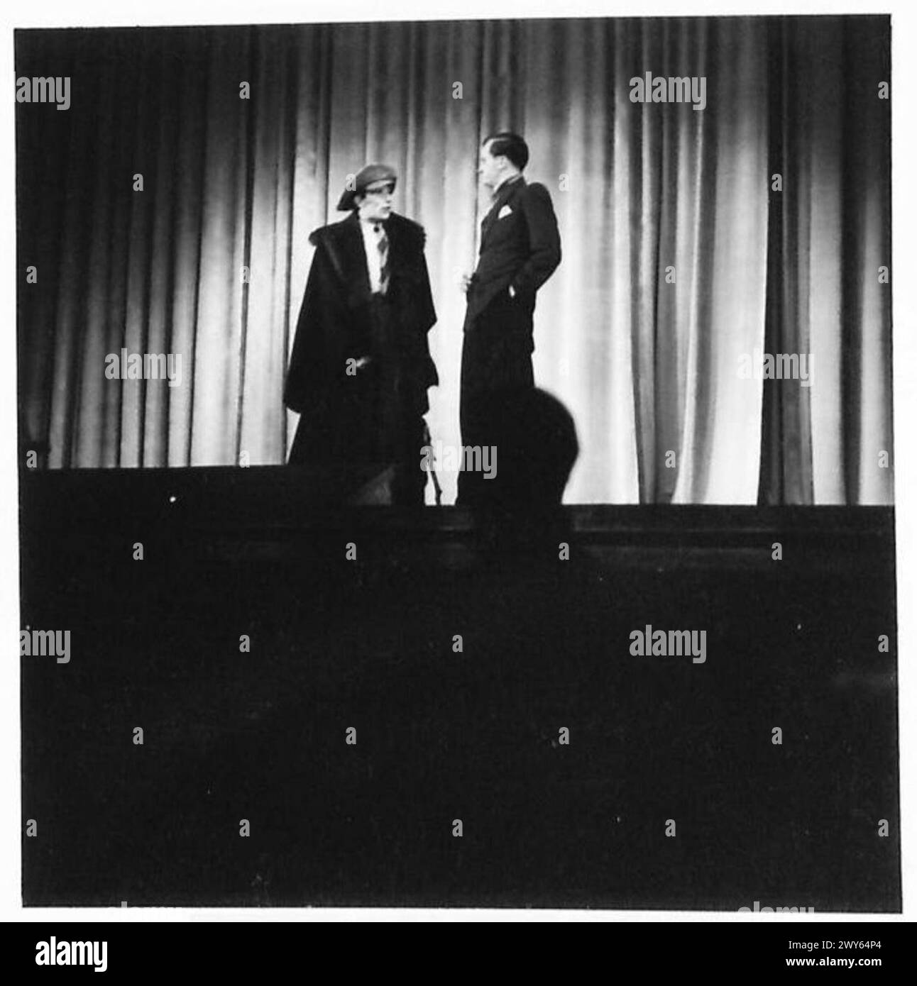 Die Konzertparty der 53. Division trat in Hamburg mit Sergeant Gough und Lance Corporal Headridge auf. Stockfoto