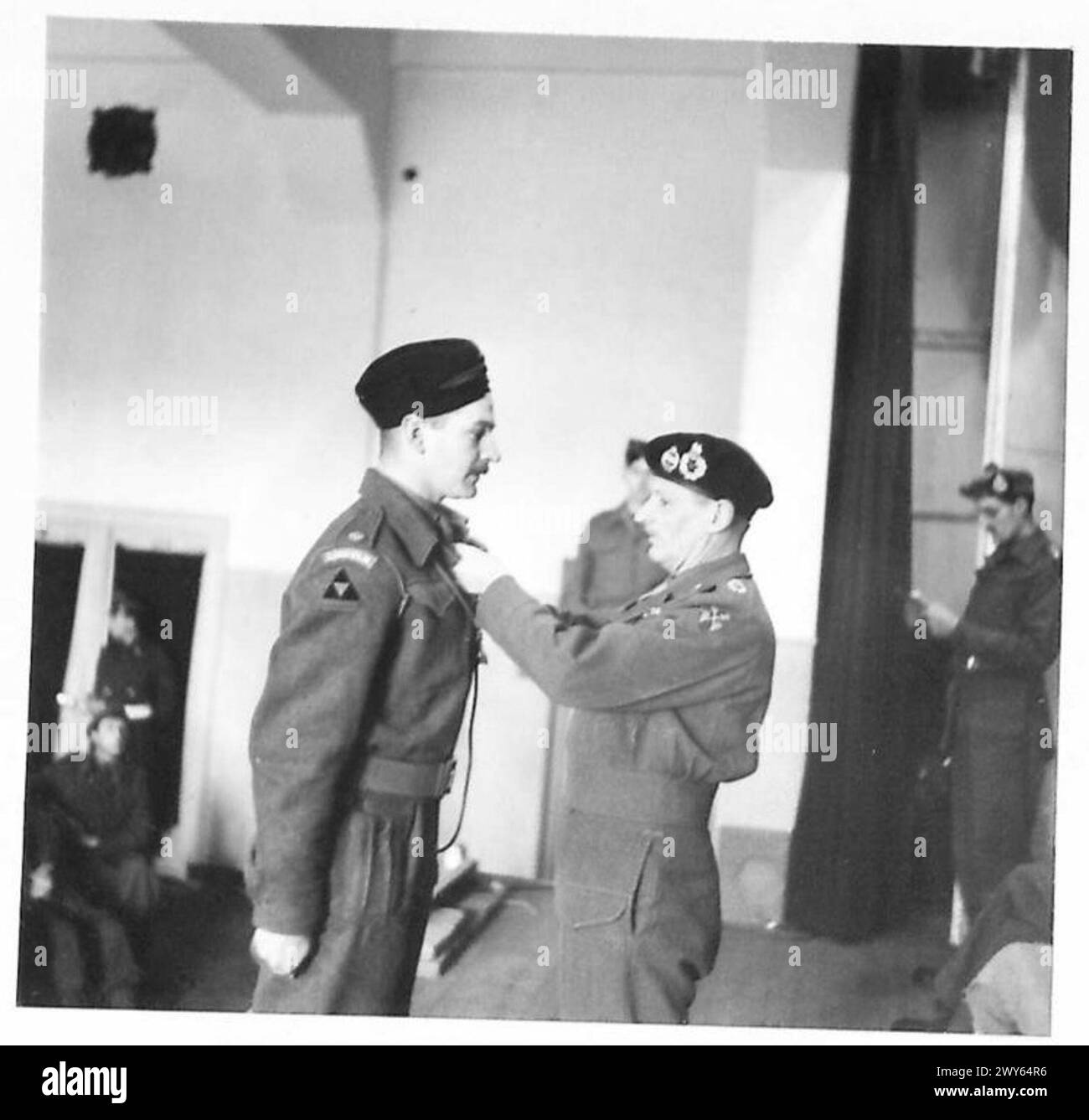 Major G.C.A. Gilbert vom 2. Lincolnshire Regiment erhält das Militärkreuz während einer Einführungszeremonie im Gimer’s Monastery mit der 3. Britischen Division, 21. Armeegruppe. Stockfoto