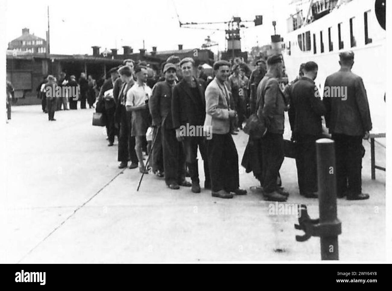 Evakuierten gehen an Bord des schwedischen Krankenhausschiffs „Crown Princess Ingrid“, um von Belsen nach Schweden zu reisen. Britische Armee, 21. Armeegruppe anwesend. Stockfoto