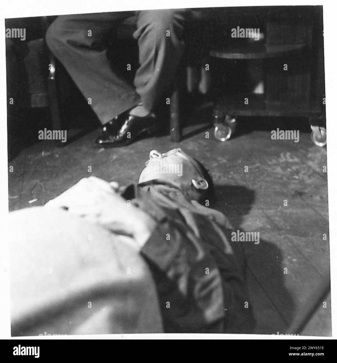 DER LEICHNAM VON HEINRICH HIMMLER - Himmlers Leichnam teilweise mit einer Decke bedeckt, fotografiert am 2. Heeresquartier in Lüneburg. Britische Armee, 21. Armeegruppe Stockfoto