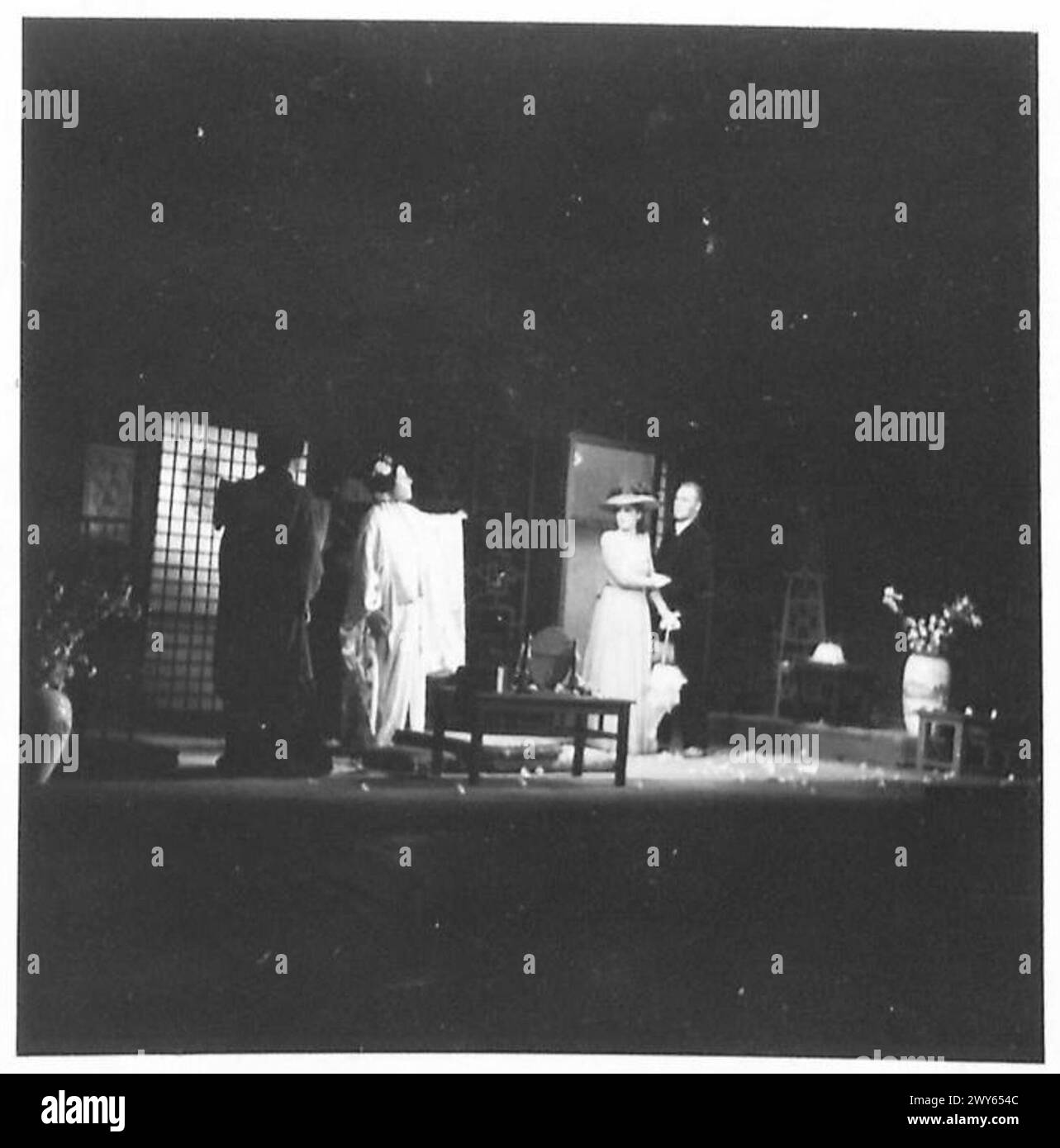 Szenen aus der Hamburger Aufführung von „Madame Butterfly“ von John Barbirolli und Sadlers Wells Opera Company, darunter die Besetzungsmitglieder Lt. Pinkerton, Sharpless, Madame Butterfly, Suzuki und The Bonze, er wurde von der britischen Rheinarmee besucht. Stockfoto