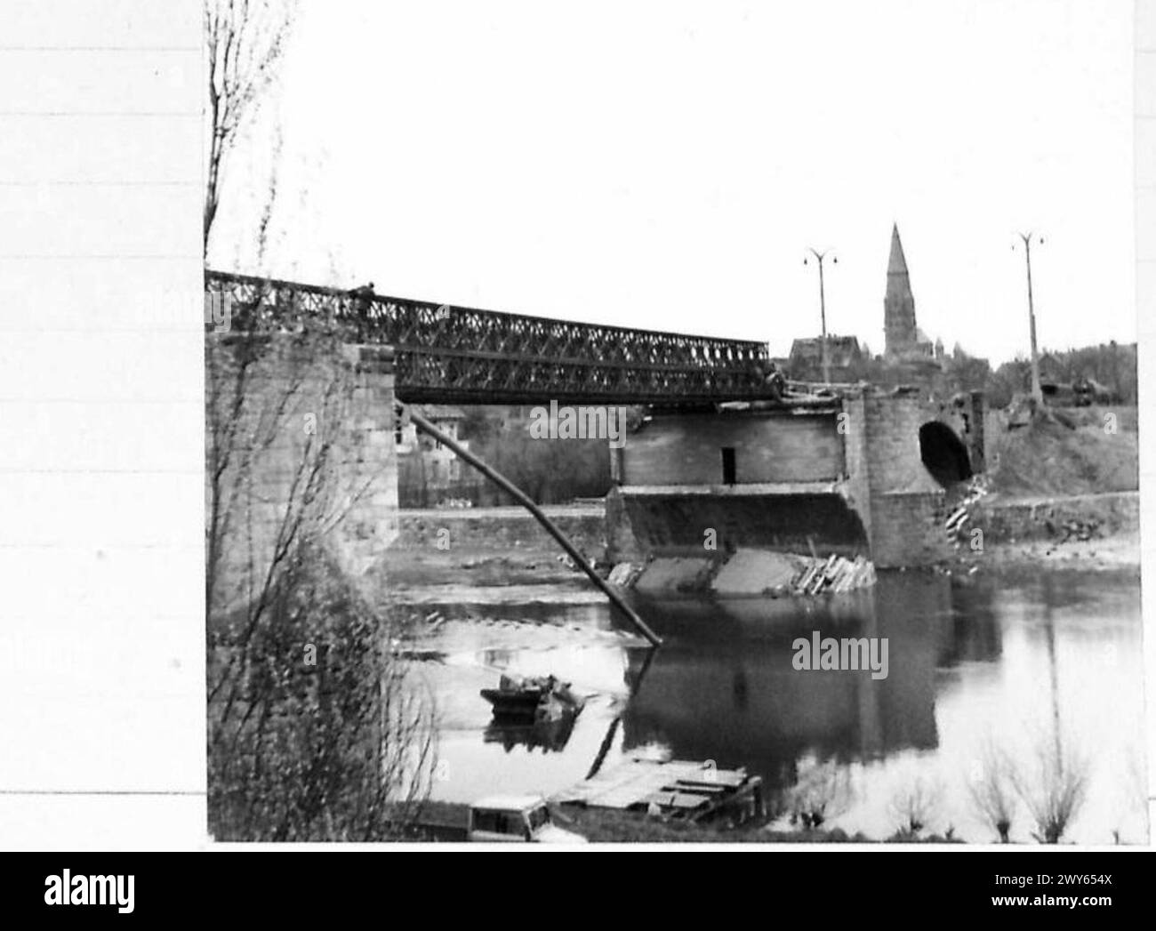 Die zweite Armee durchquert Deutschland, wobei die Rushall-Brücke über die Ems sichtbar ist und eine Kirche im Hintergrund unter Aufsicht der britischen Armee 21st Army Group steht. Stockfoto