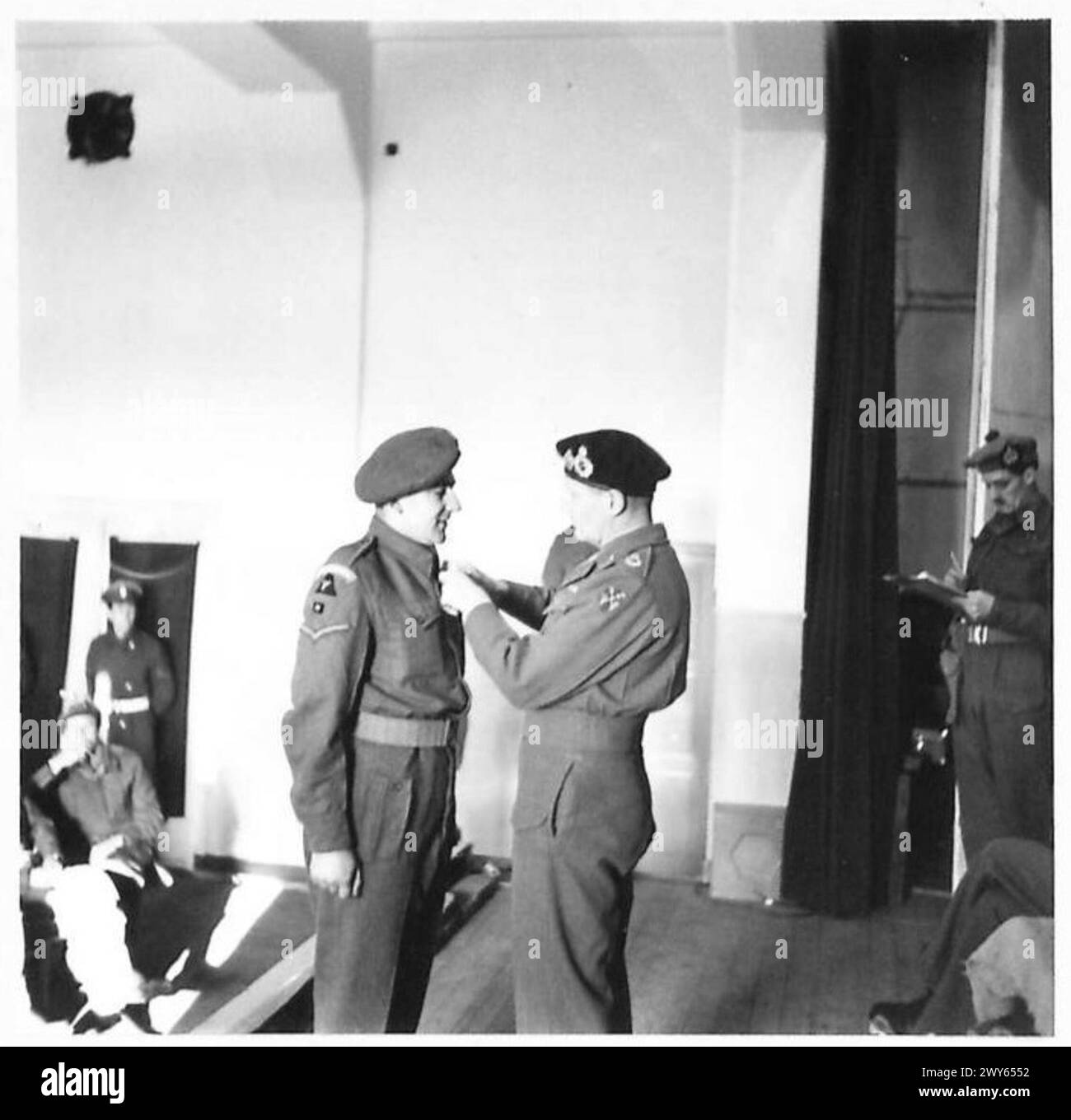 Lance Corporal R.P. Carpenter vom 2. East Yorkshire Regiment erhält die Militärmedaille im Gimers Monastery von der 3. Britischen Division der 21. Armee-Gruppe. Stockfoto