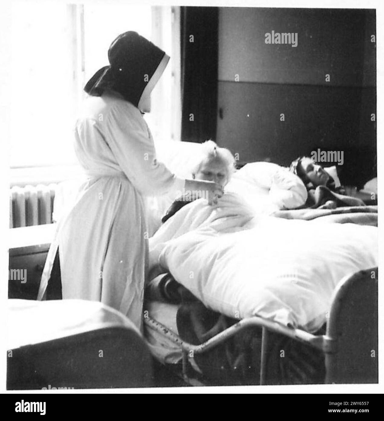Deutsche Zivilisten werden hauptsächlich von Nonnen betreut, die von einer kleinen Anzahl qualifizierter Krankenschwestern unter der Militärregierung der britischen Armee unterstützt werden. Stockfoto