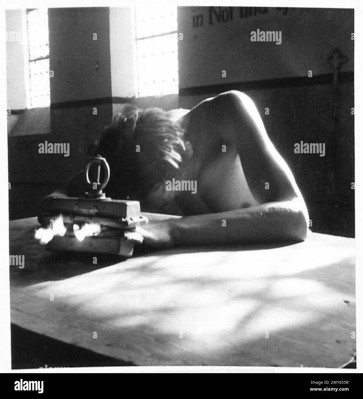 Die in Berlin hergestellte Maschine wurde von der Gestapo eingesetzt, um die Finger der Opfer zu zerquetschen und zündende Streichhölzer unter die Nägel zu stecken. Mr. Carrette, ein Ingenieur aus Brüssel, demonstriert diese Folter während seiner Haft. Dokumentiert durch die britische Armee, 21. Armeegruppe. Stockfoto