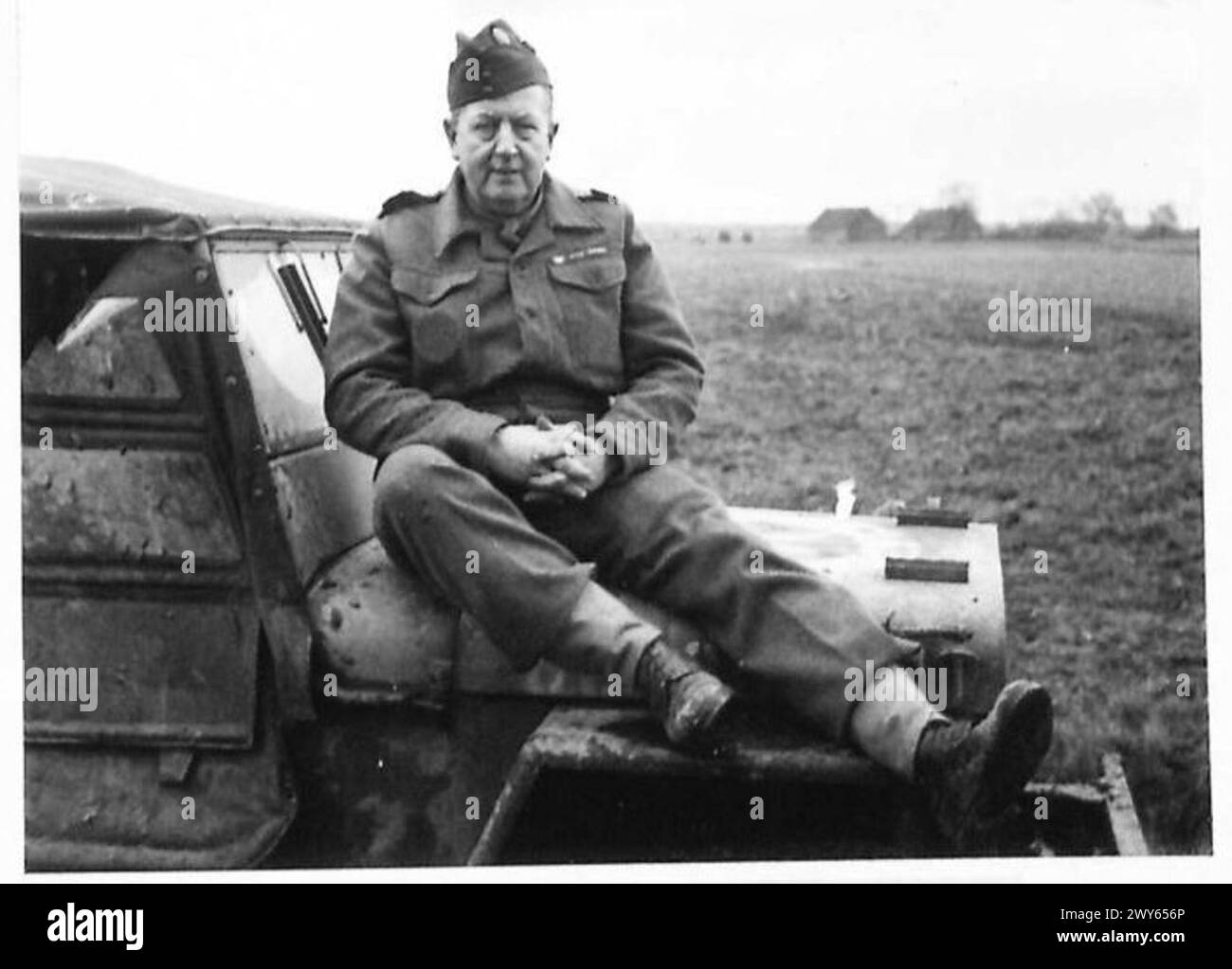 Kriegskorrespondent D.H.J. Powell besucht das 3. Bataillon Monmouthshire, 11. Panzerdivision in Baexeme und dokumentiert die Aktivitäten der britischen Armee. Stockfoto