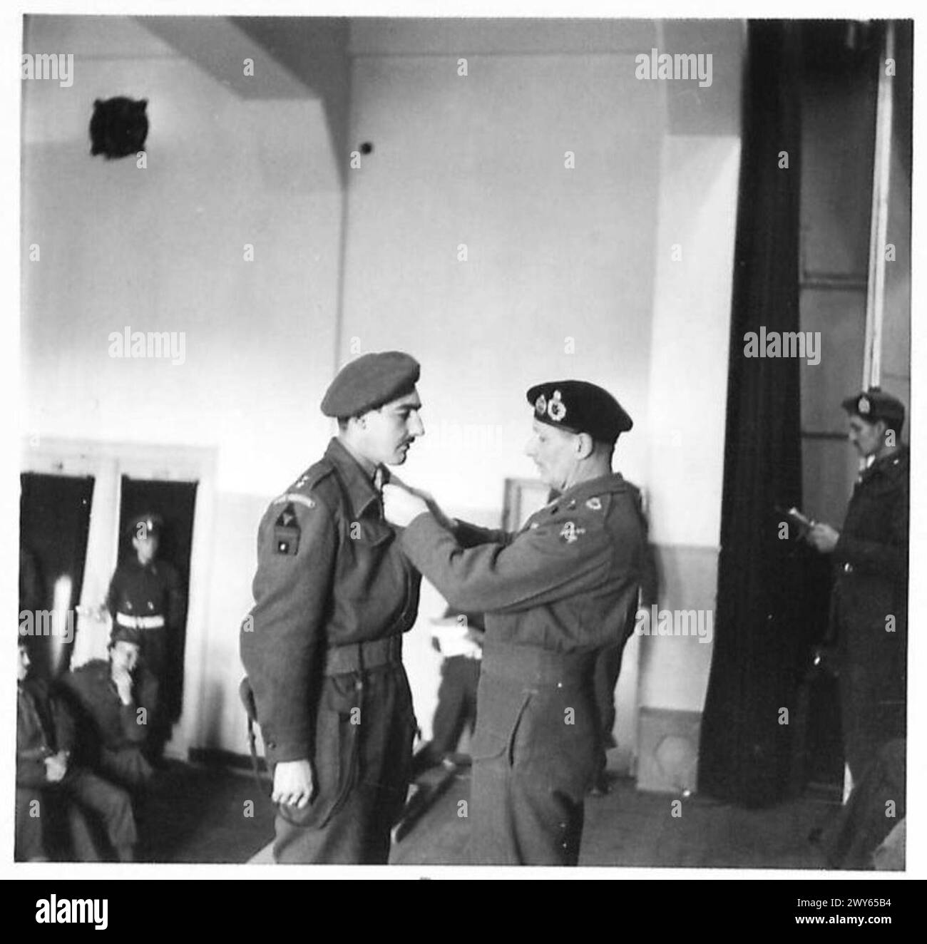 Leutnant R.H. Bates vom 2. East Yorkshire Regiment erhält das Military Cross im Gimers Monastery während der 3. Britischen Division. Stockfoto