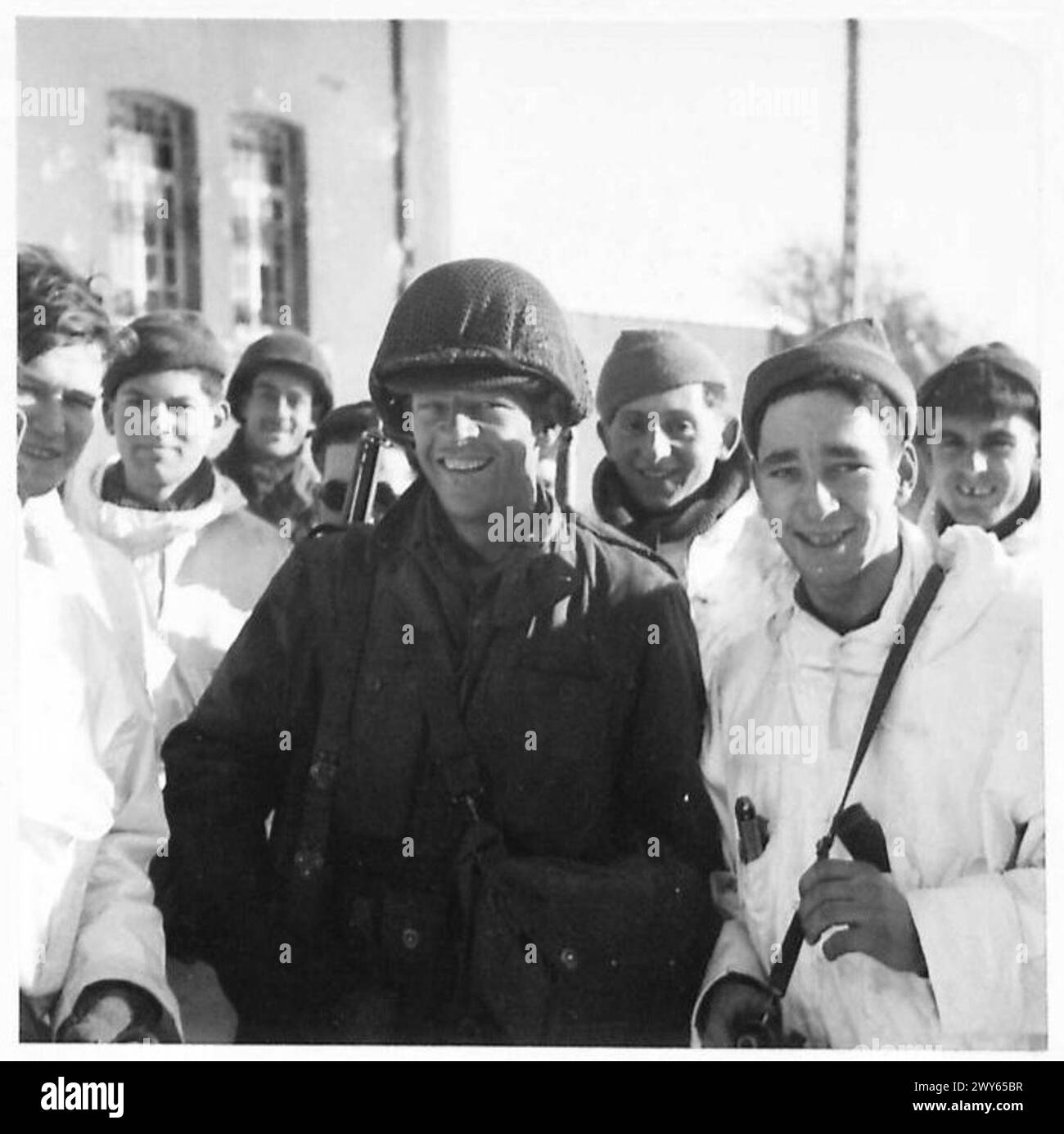 LINK UP OF ALLIED ARMEES - Happy Allies: Eine Gruppe lächelnder Amerikaner und britischer Truppen. Britische Armee, 21. Armeegruppe Stockfoto