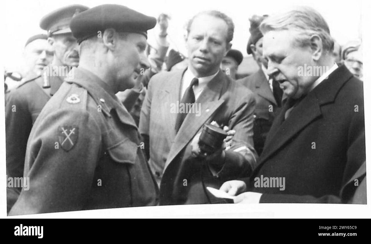 KOPENHAGEN: Der dänische Premierminister begrüßt Feldmarschall Montgomery. Britische Armee, 21. Armeegruppe Stockfoto