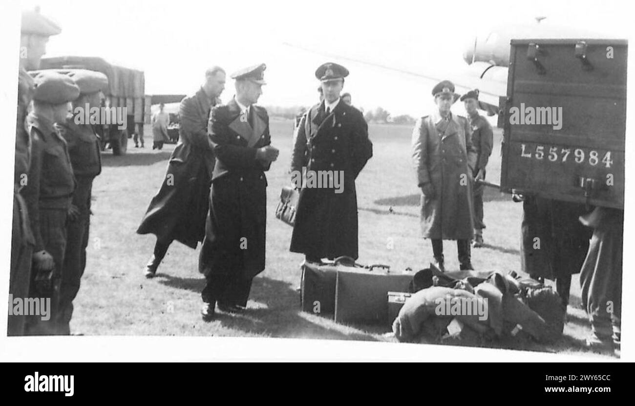 Admiral Karl Doenitz wird auf einem Flughafen fotografiert, der nach der Verhaftung der deutschen Regierung in ein Flugzeug nach England einsteigt, unter Aufsicht der britischen Armee 21st Army Group. Stockfoto