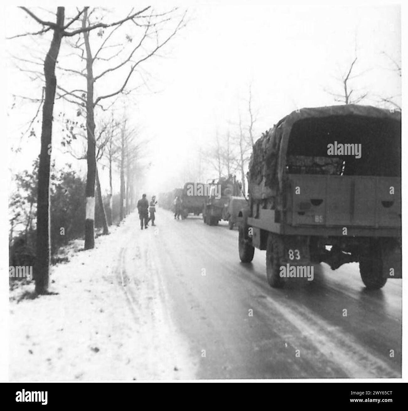 Der Verkehr verzögert sich unter arktischen Bedingungen, was die Bewegung der Fahrzeuge und des Personals der britischen Armee beeinträchtigt. Stockfoto