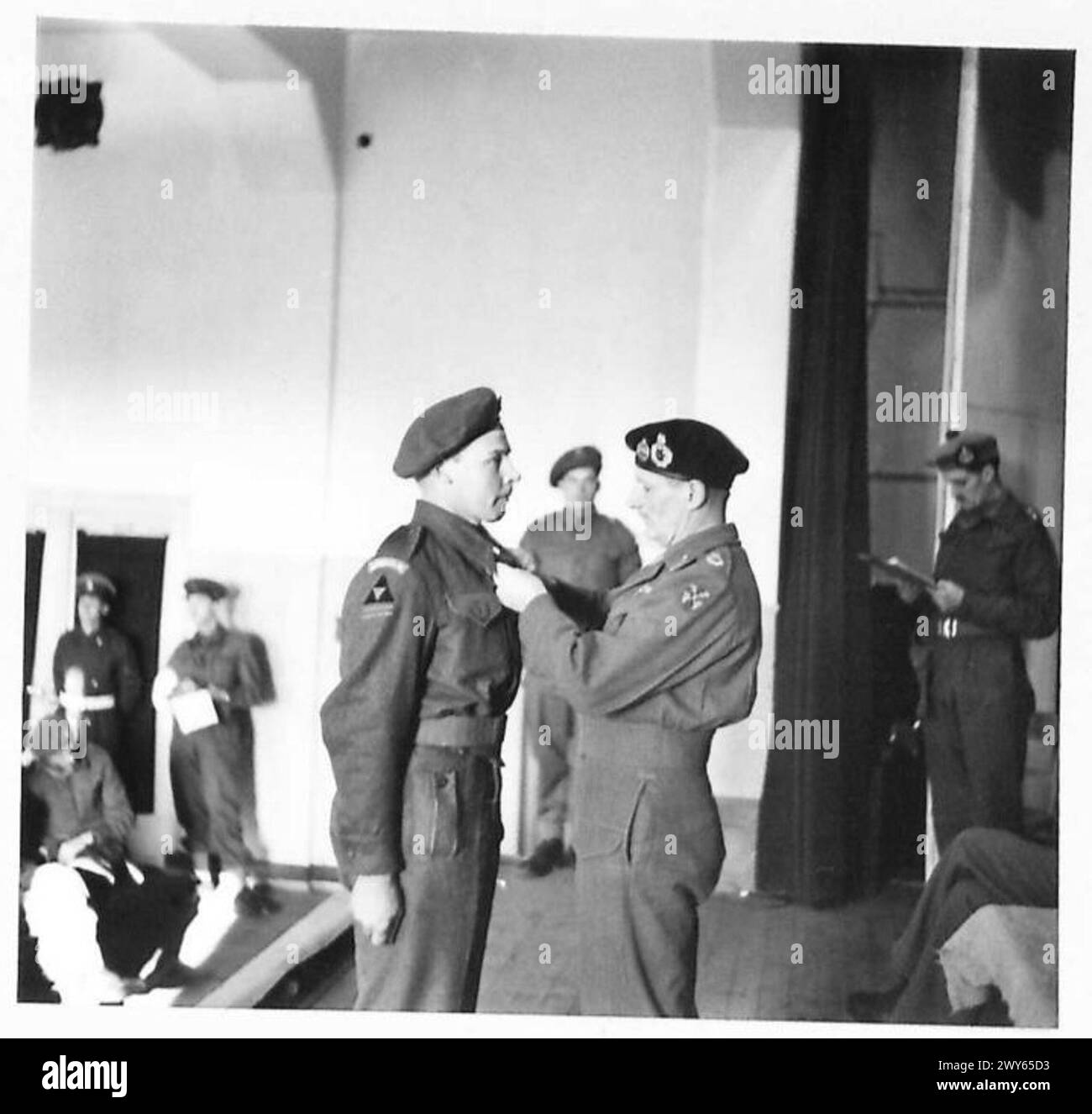 Privatmann H. Everett vom 2. Lincolnshire Regiment erhält die Militärmedaille im Gimers Monastery, 3rd British Division, British Army, 21st Army Group. Stockfoto