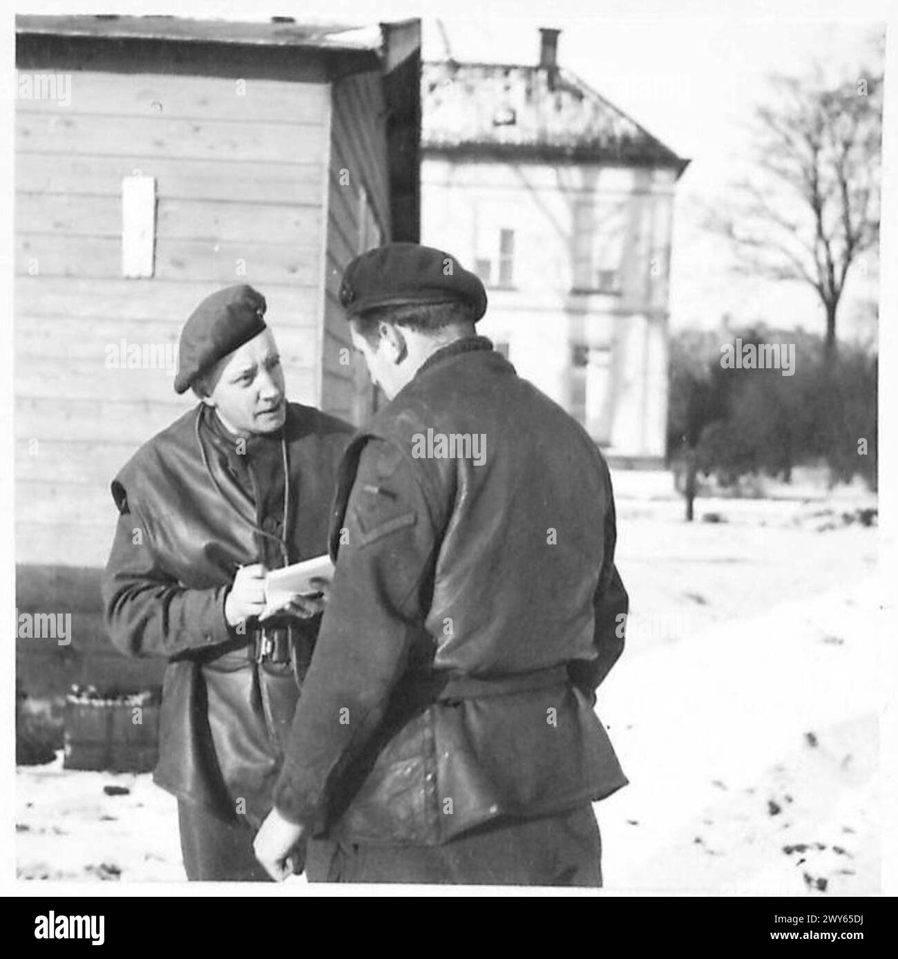 Captain H. Gunning, Beobachteroffizier, spricht mit L/CPL. S. Pountney vom Royal Army Service Corps in Birmingham während eines Sondereinsatzes im Vereinigten Königreich unter der British Army 21st Army Group. Stockfoto