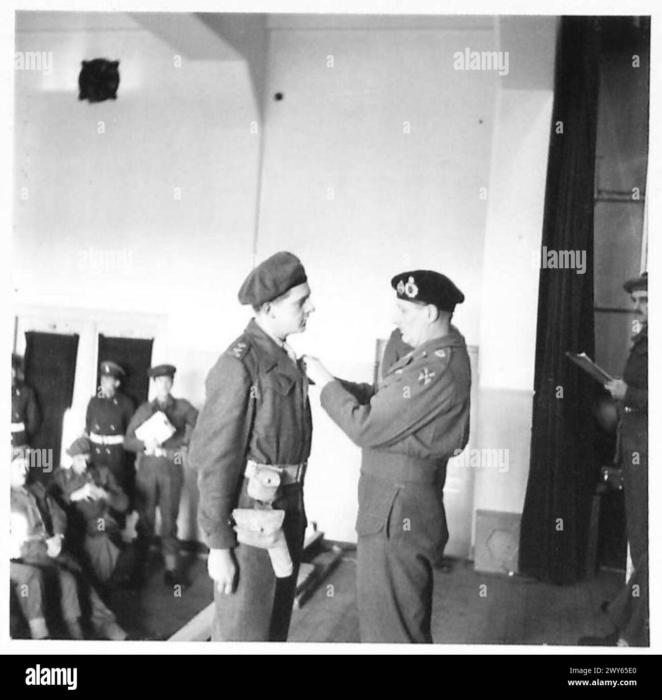 Leutnant D. F. Bradstock von den Royals erhält das Militärkreuz im Kloster Gimer während der 3. Britischen Division unter der britischen Armee, 21. Armeegruppe. Stockfoto