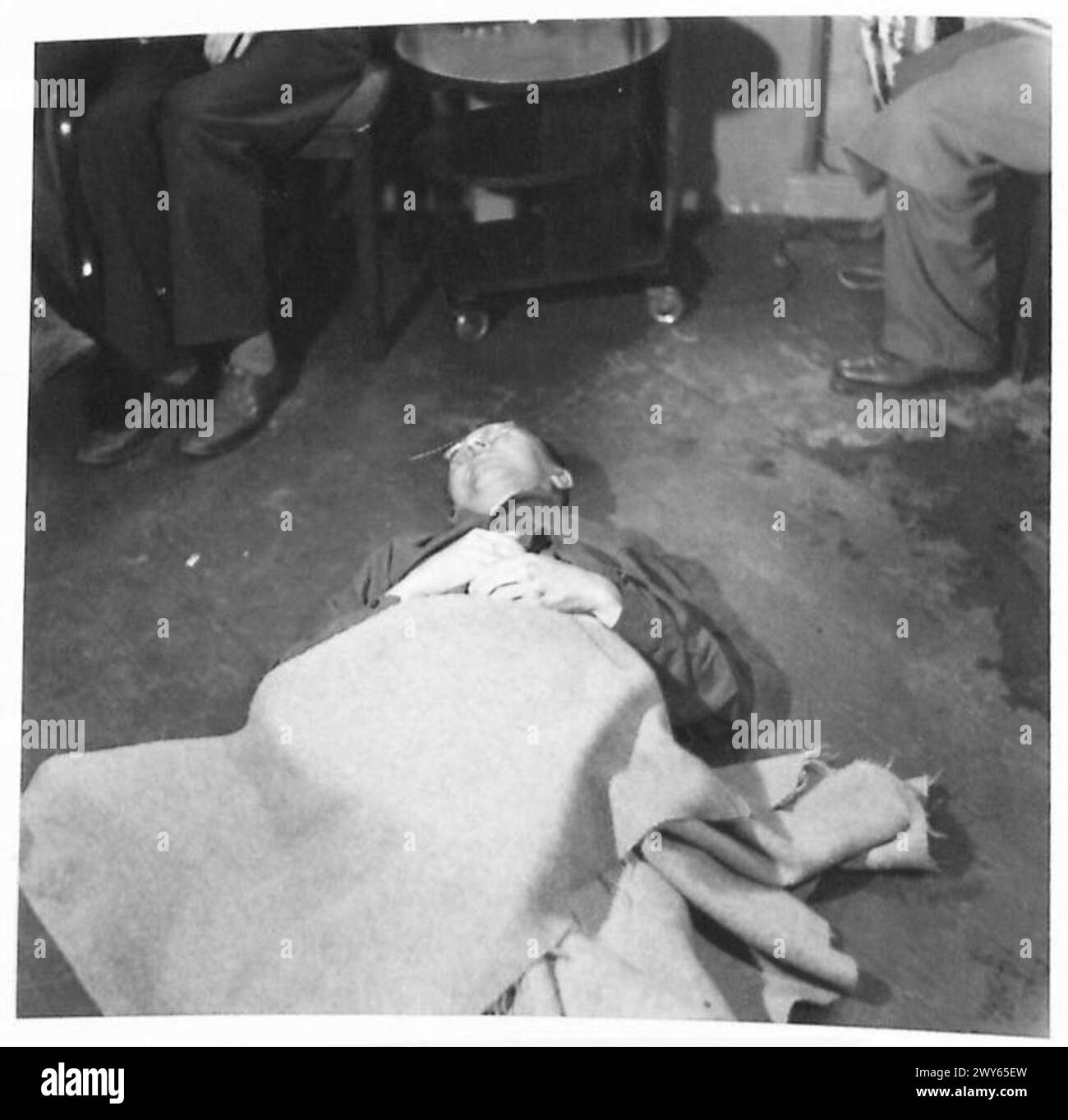DER LEICHNAM VON HEINRICH HIMMLER - Himmlers Leichnam teilweise mit einer Decke bedeckt, fotografiert am 2. Heeresquartier in Lüneburg. Britische Armee, 21. Armeegruppe Stockfoto