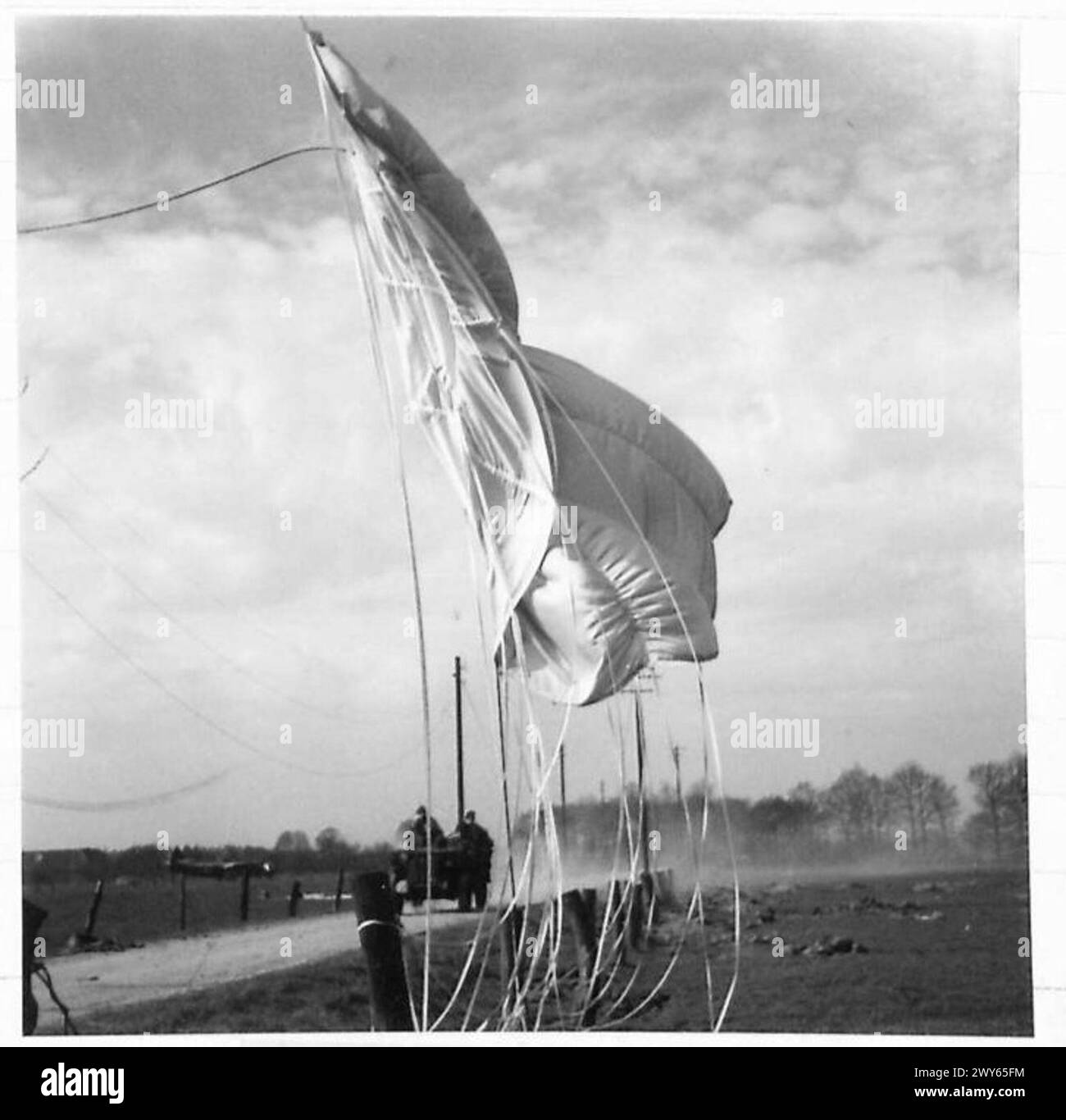 Die Luftwaffe vollenden die Verbindung über den Rhein mit einem Pfadfinderwagen, der die Verbindung leitet, British Army, 21st Army Group. Stockfoto