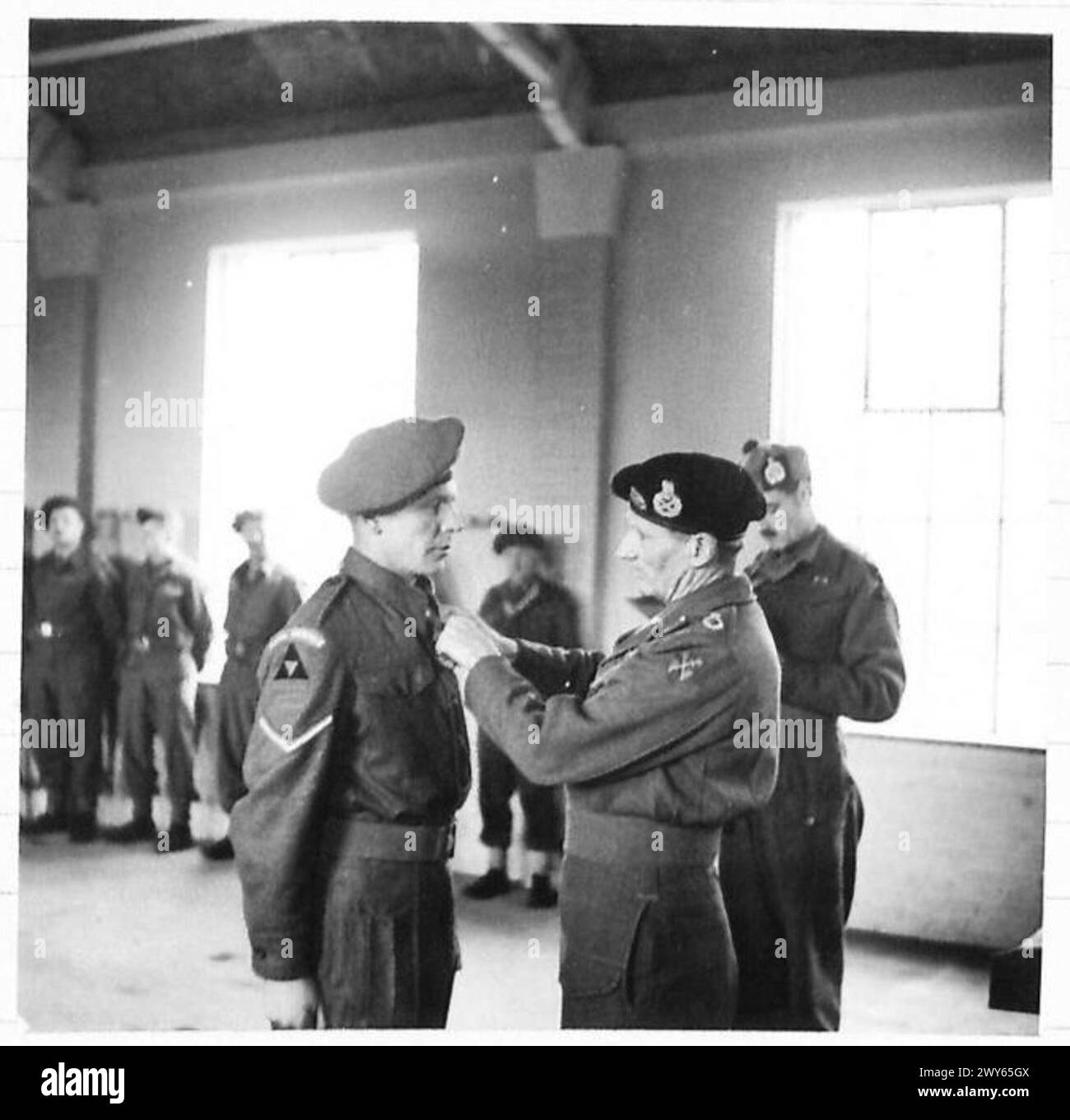 Feldmarschall Montgomery überreicht die Militärmedaille an L/CPL C. Shingfield von 1. Norvolks während der Einsetzung der 3. Division, British Army, 21st Army Group. Stockfoto