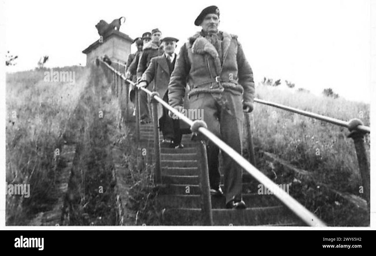 FELDMARSCHALL MONTGOMERY BESUCHT DAS WATERLOO-SCHLACHTFELD - Feldmarschall Montgomery verlässt das Monument nach 285 Stufen. Britische Armee, 21. Armeegruppe Stockfoto