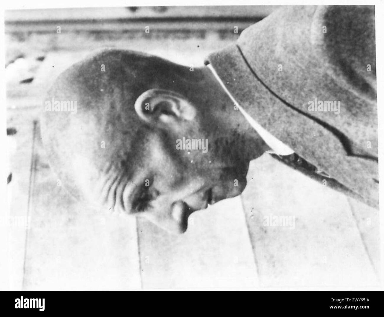 Fotografien dokumentieren die Gestapo-Opfer und die Folgen ihrer Behandlung während der Inhaftierung im Zweiten Weltkrieg, wie sie von der britischen Armee, 21st Army Group beobachtet wurden. Stockfoto