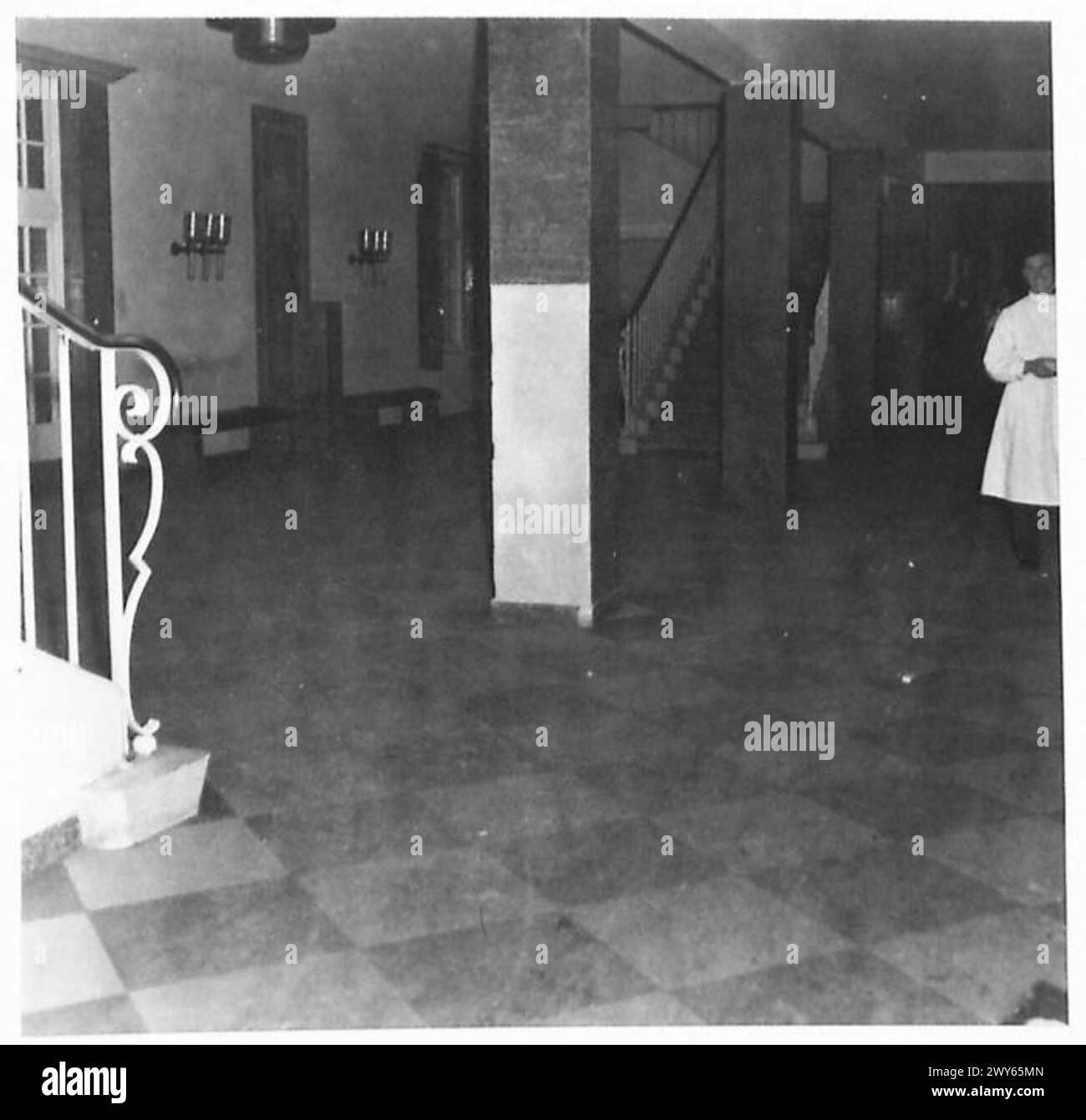 Gezeigt werden eine Wehrmachtskaserne und ein Krankenhaus in Deutschland, die sich auf den Eingang und die Treppe der Psychotherapieabteilung konzentriert, beobachtet von Personal der britischen Armee des Rheins. Stockfoto