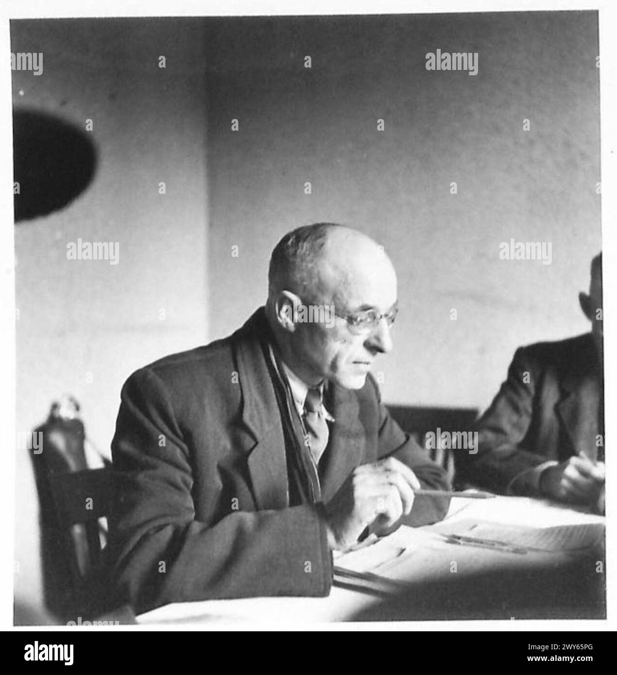 Dr. Zimmerman, Generalsekretär der Christdemokratischen Partei, wird während der Neuorganisation der Zivilverwaltung in Köln dargestellt. Stockfoto