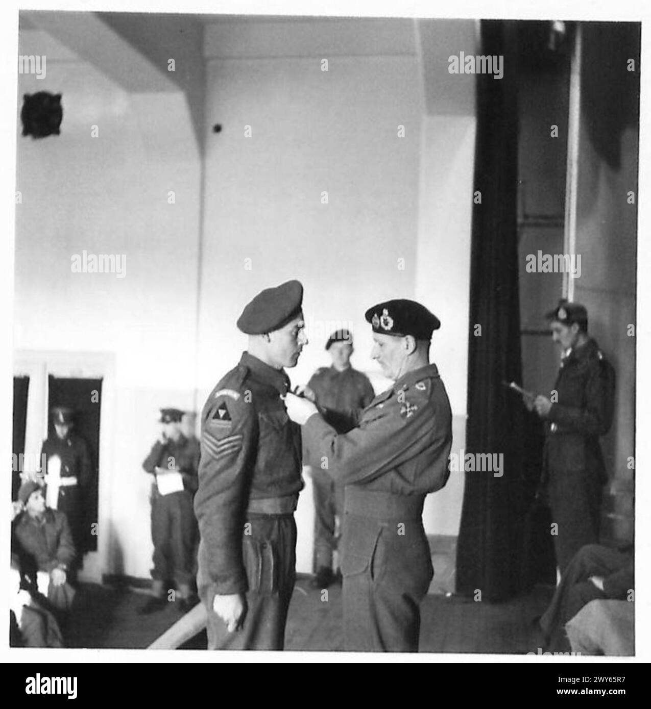 Sergeant L. Walters vom 2. Lincolnshire Regiment erhält die Militärmedaille im Gimers Monastery von der 3. Britischen Division. Stockfoto