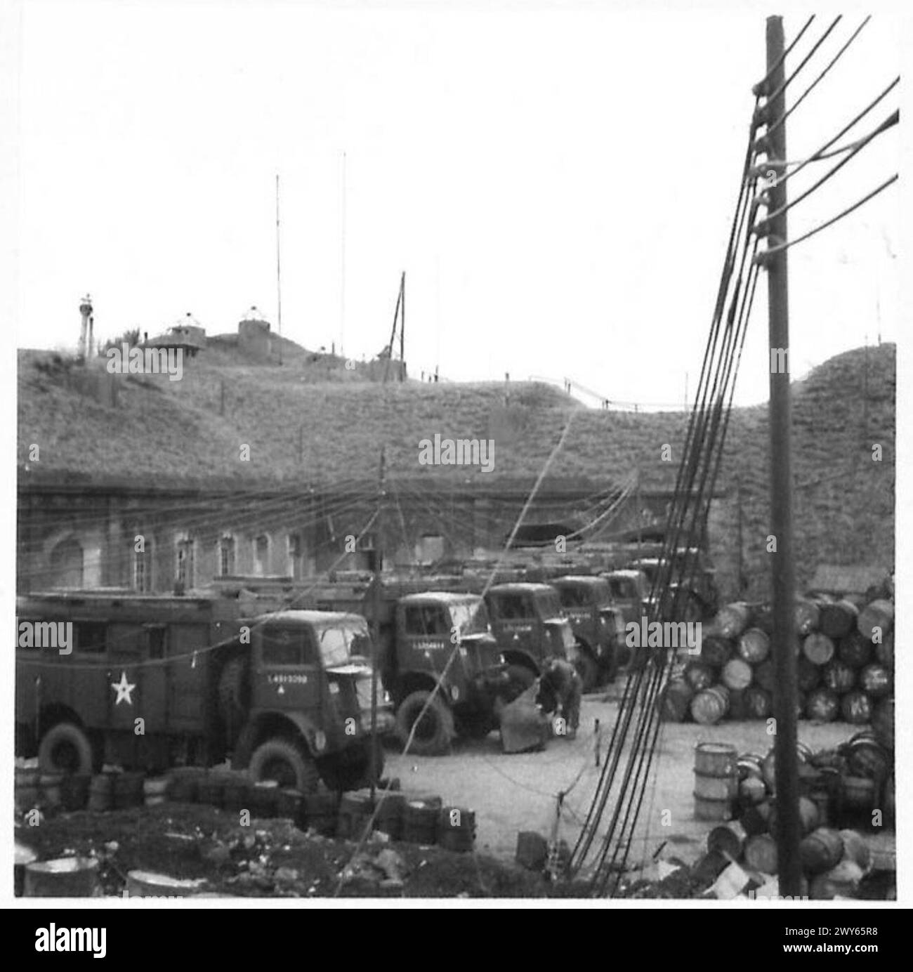 „FORT CERTA CITO“ [Font du Trou d'Enfer] – Allgemeine Ansicht mit LCVs. Jedes Fahrzeug steht in ständiger Verbindung mit einer Großstadt in Großbritannien, der britischen Armee, der 21. Armee Stockfoto