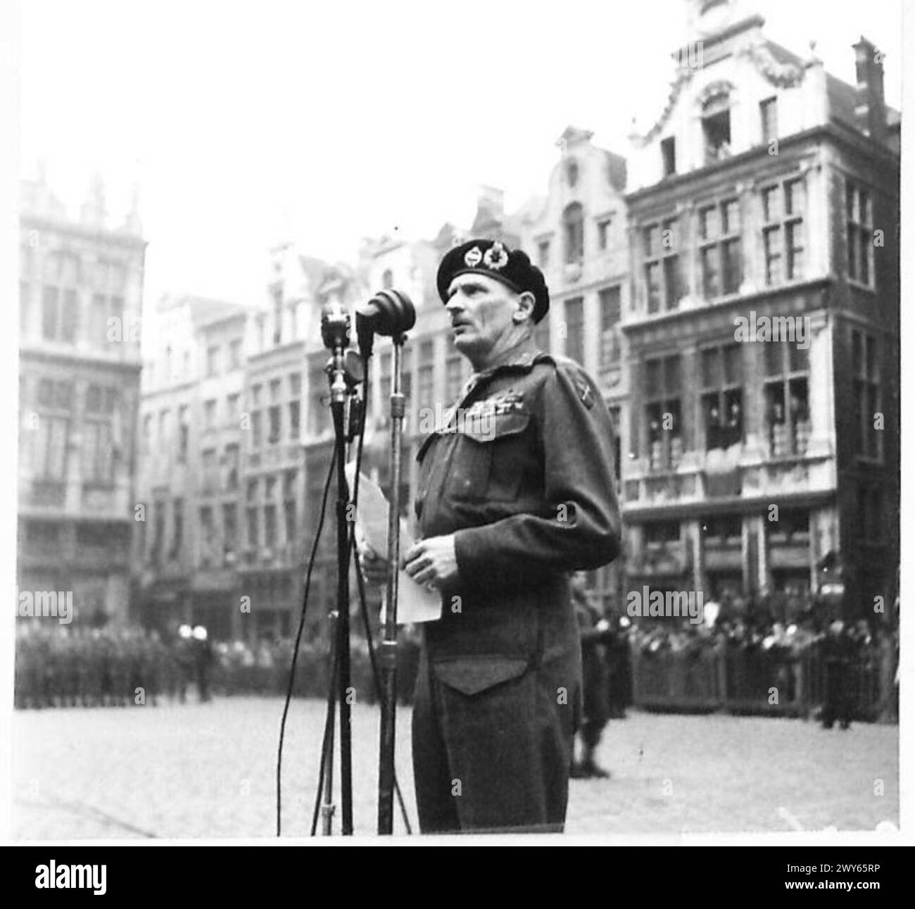 INVESTITUR VON FELDMARSCHALL MONTGOMERY IN BRÜSSEL - Feldmarschall Sir Bernard Montgomery am Mikrofon hält seine Rede nach der Investitur. Britische Armee, 21. Armeegruppe Stockfoto