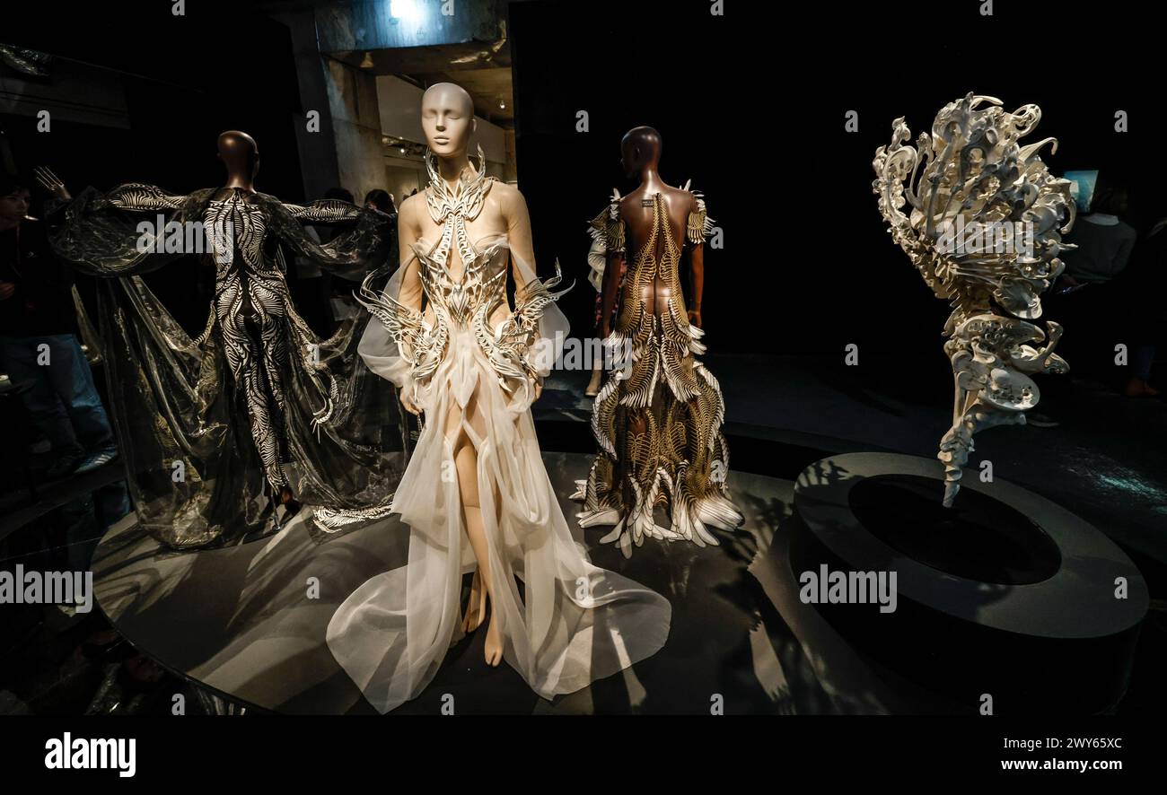 IRIS VAN HERPEN VISIONÄRE MODE IM MUSEE DES ARTS DECORATIFS PARIS Stockfoto