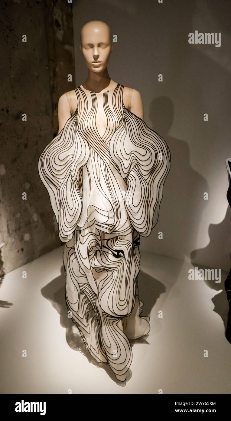 IRIS VAN HERPEN VISIONÄRE MODE IM MUSEE DES ARTS DECORATIFS PARIS Stockfoto
