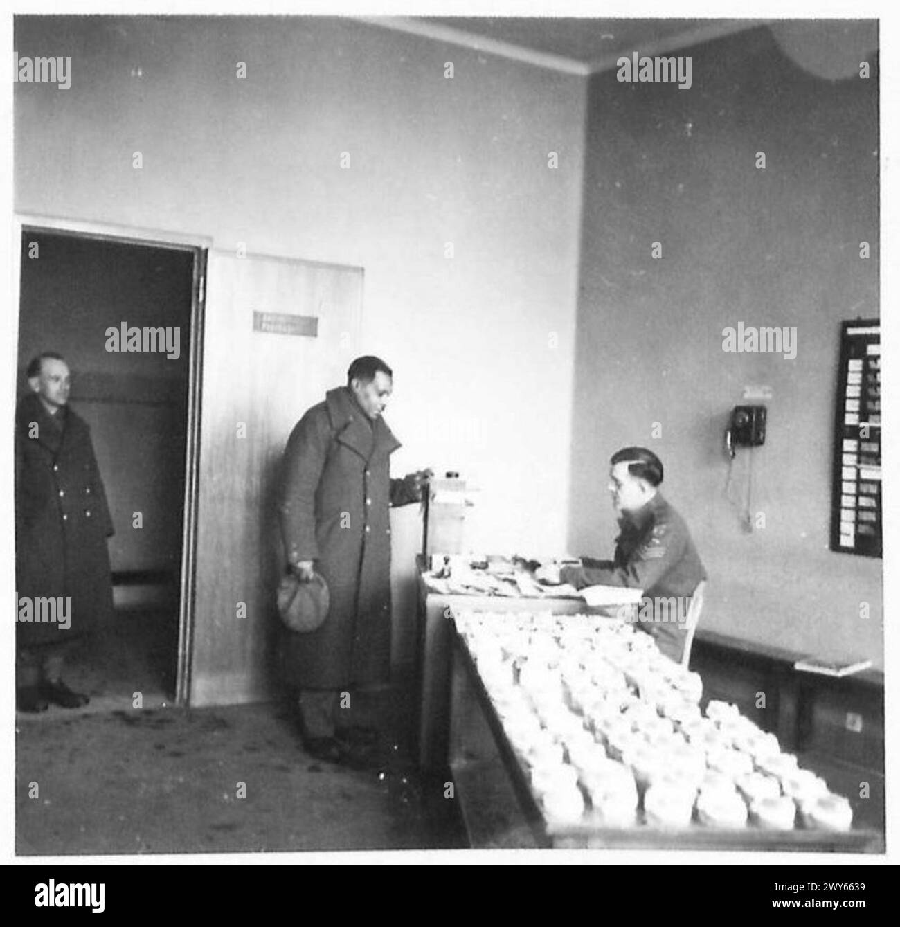 Männer melden sich zur Zahnbehandlung in einer Zahnklinik der British Army in Belgien, wo Reihen von Zahnplatten für Patienten vorbereitet werden. Stockfoto