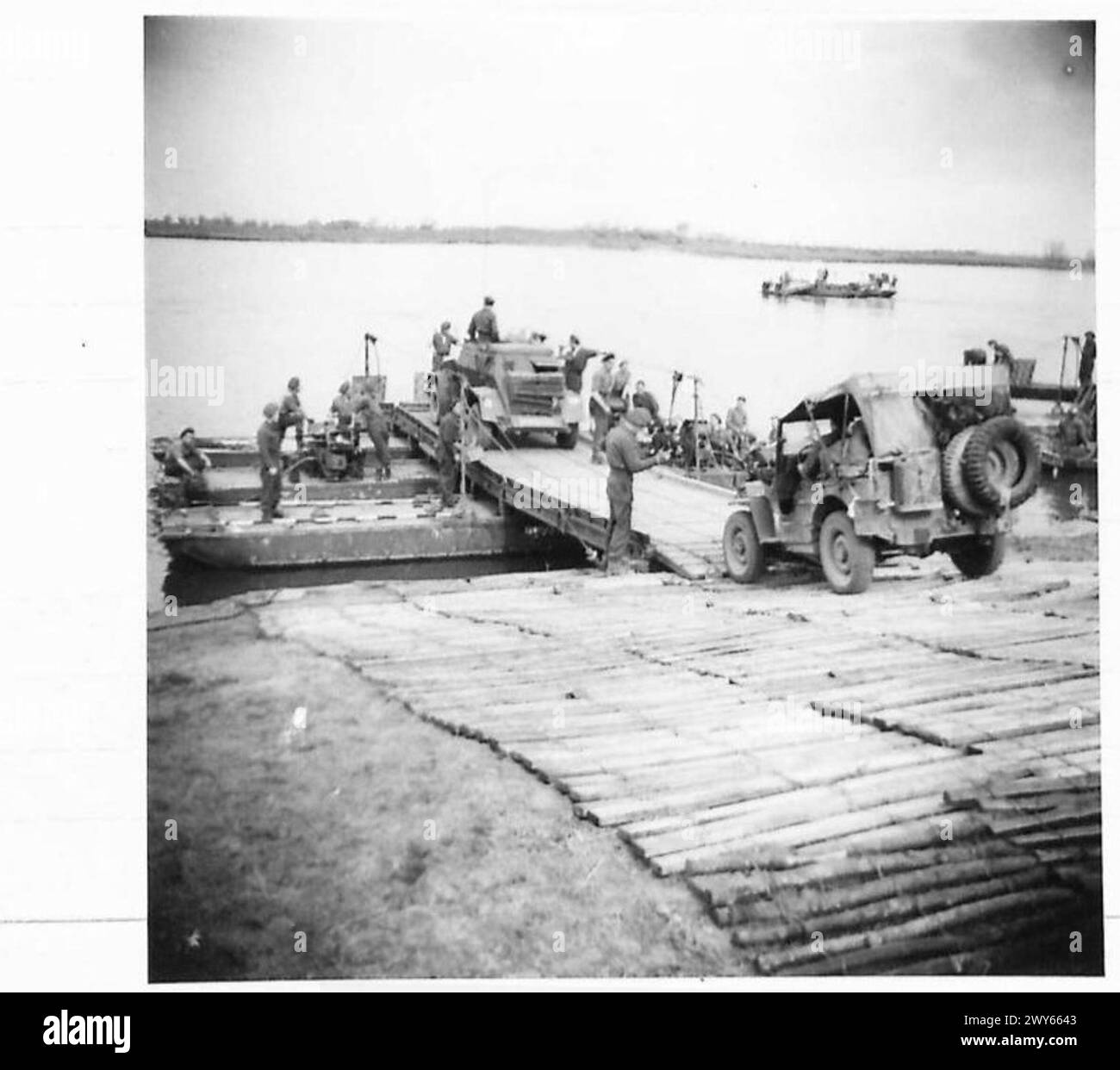 Ein Pfadfinderauto und ein Jeep besteigen ein Pontonfloß, das während der Überquerung des Rheins von britischen Streitkräften als Sturmschiff eingesetzt wurde. Stockfoto