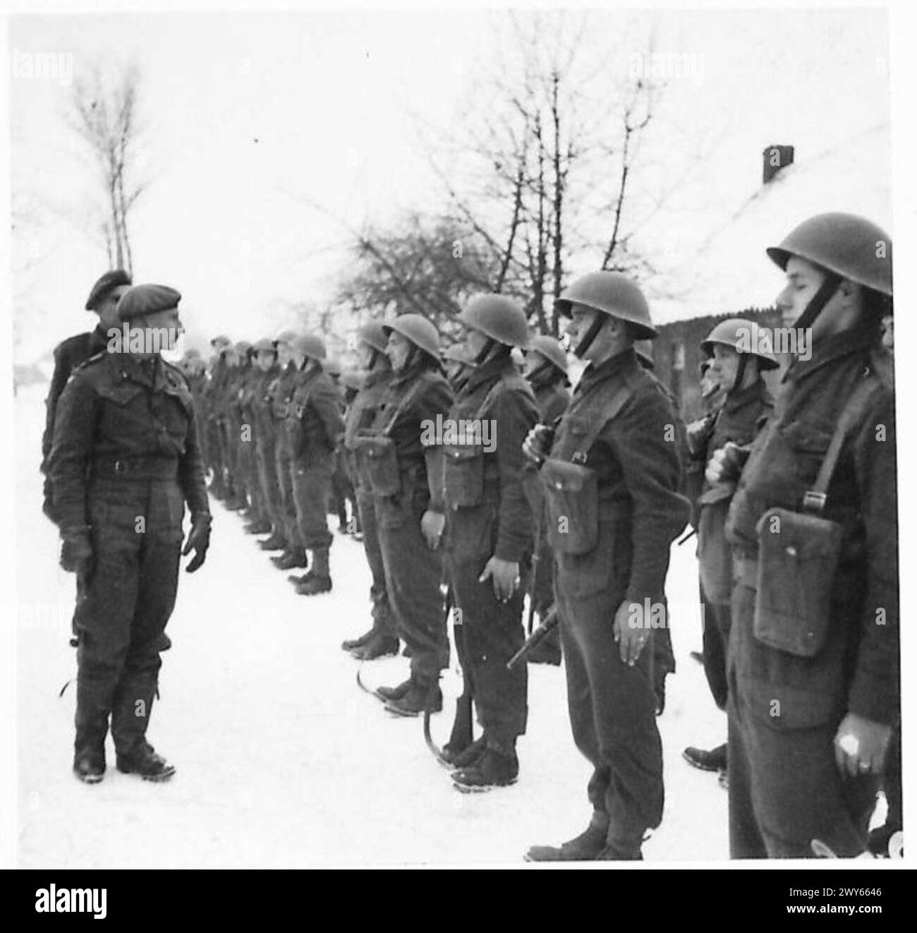 Generalleutnant E.H. Barker, Korps der chinesischen Regierung 8, inspiziert eine Kompanie niederländischer Soldaten, die unter dem Kommando der Brigade 185 dienen. Stockfoto