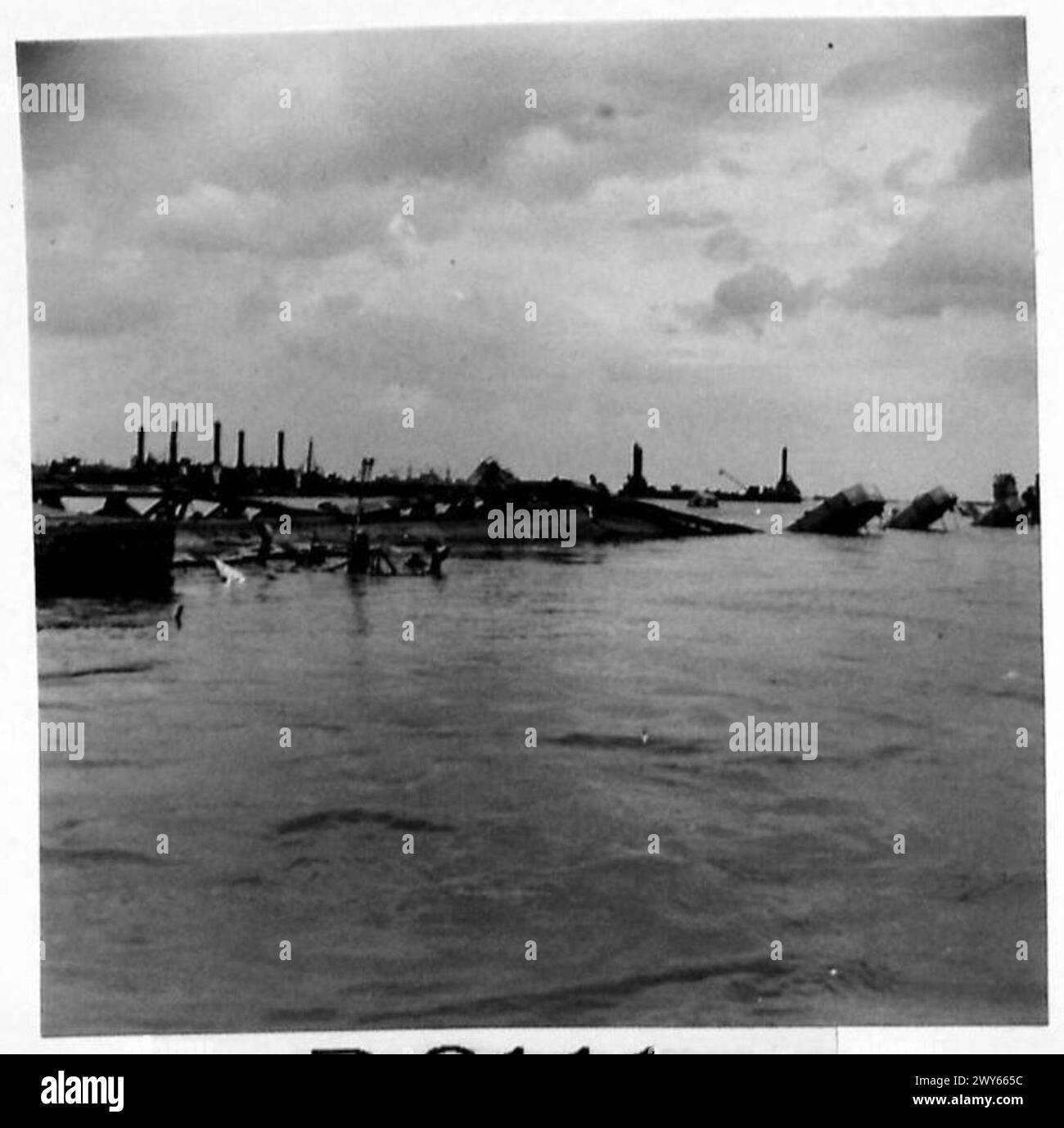 Der amerikanische schwimmende Pier in Arromanches in der Normandie weist strukturelle Schäden beim Bau eines temporären schwimmenden Hafens auf. Stockfoto