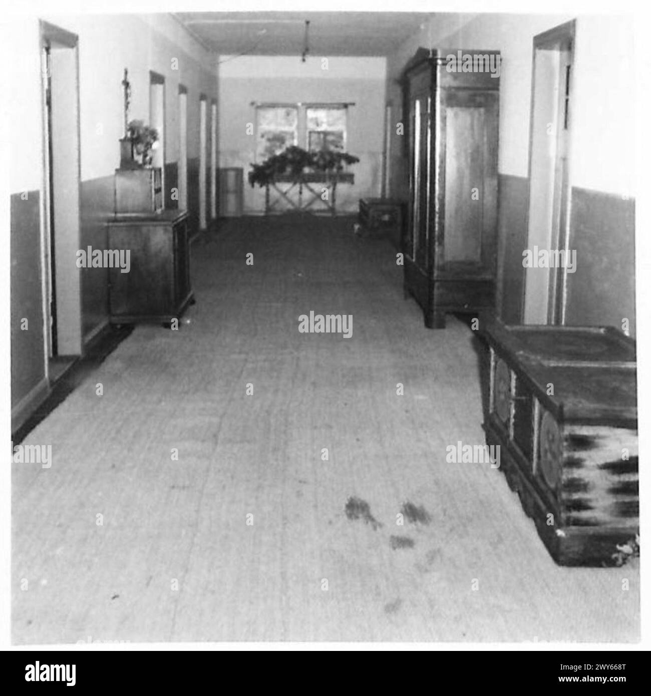 Der Korridor des Heiligen Herzens am Maryknoll Catholic Retreat Centre in Mardorf. Die britische Rheinarmee ist anwesend. Stockfoto