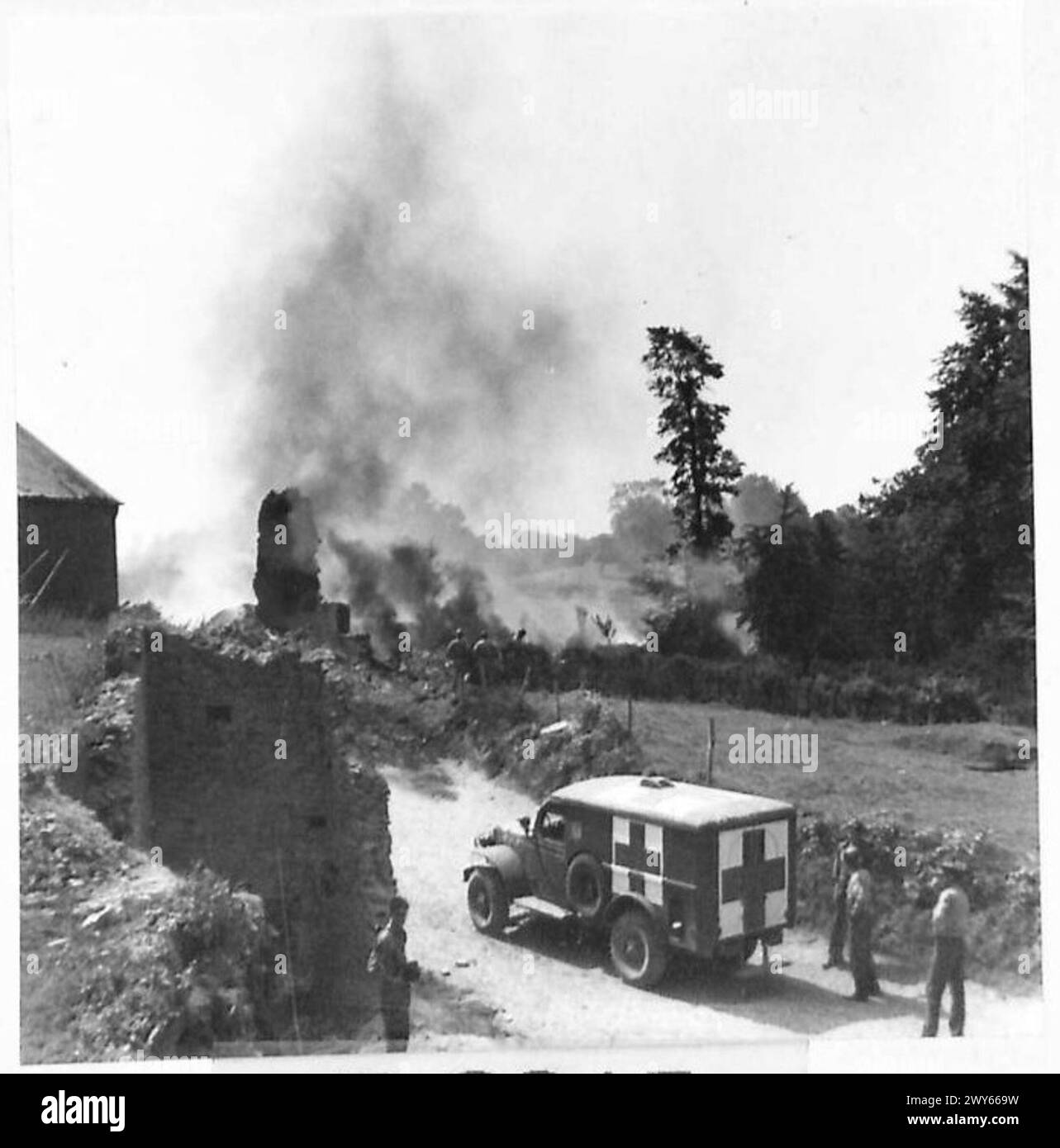 Ein Bomberabsturz in Cahagnolies führt zu einem Brand, wie von Beobachtern der britischen Armee aufgezeichnet. Stockfoto