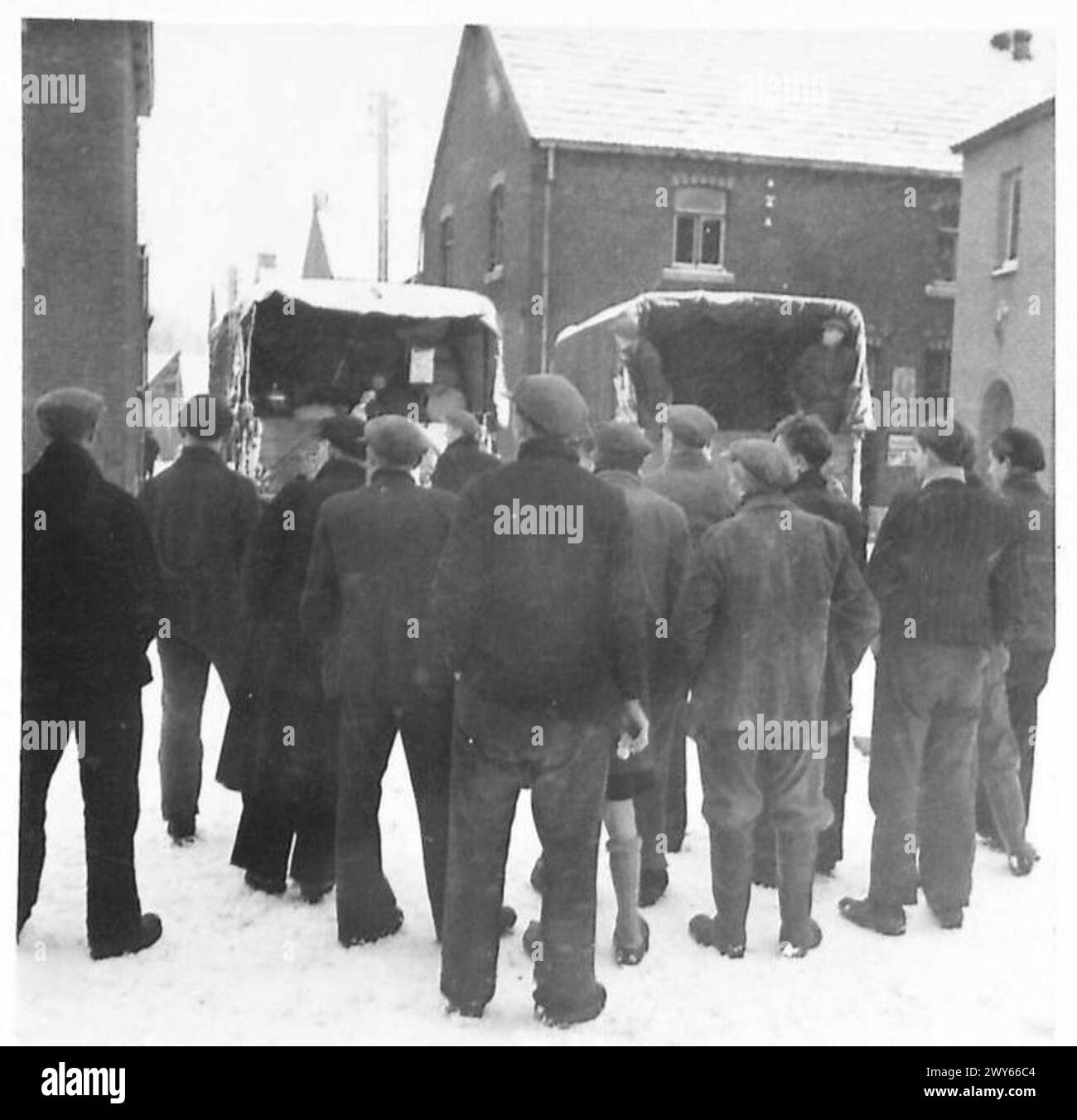 Zivilisten beobachten die Evakuierung eines Dorfes, während Armeewagen der 79. Infanterie-Division ihr Eigentum durch die Straßen transportieren, unter Aufsicht der britischen Armee, der 21. Armeegruppe. Stockfoto