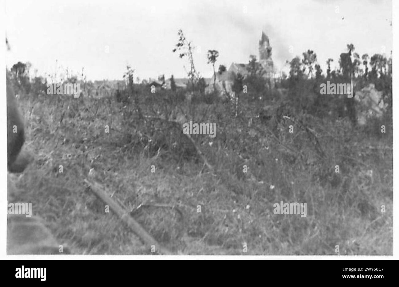 Britische Truppen zogen nach Fontenay-le-Pesnel, Frankreich, vor und befanden sich auf offenen Feldern und im Gebiet, das während der Kampfeinsätze des Zweiten Weltkriegs charakteristisch war. Stockfoto